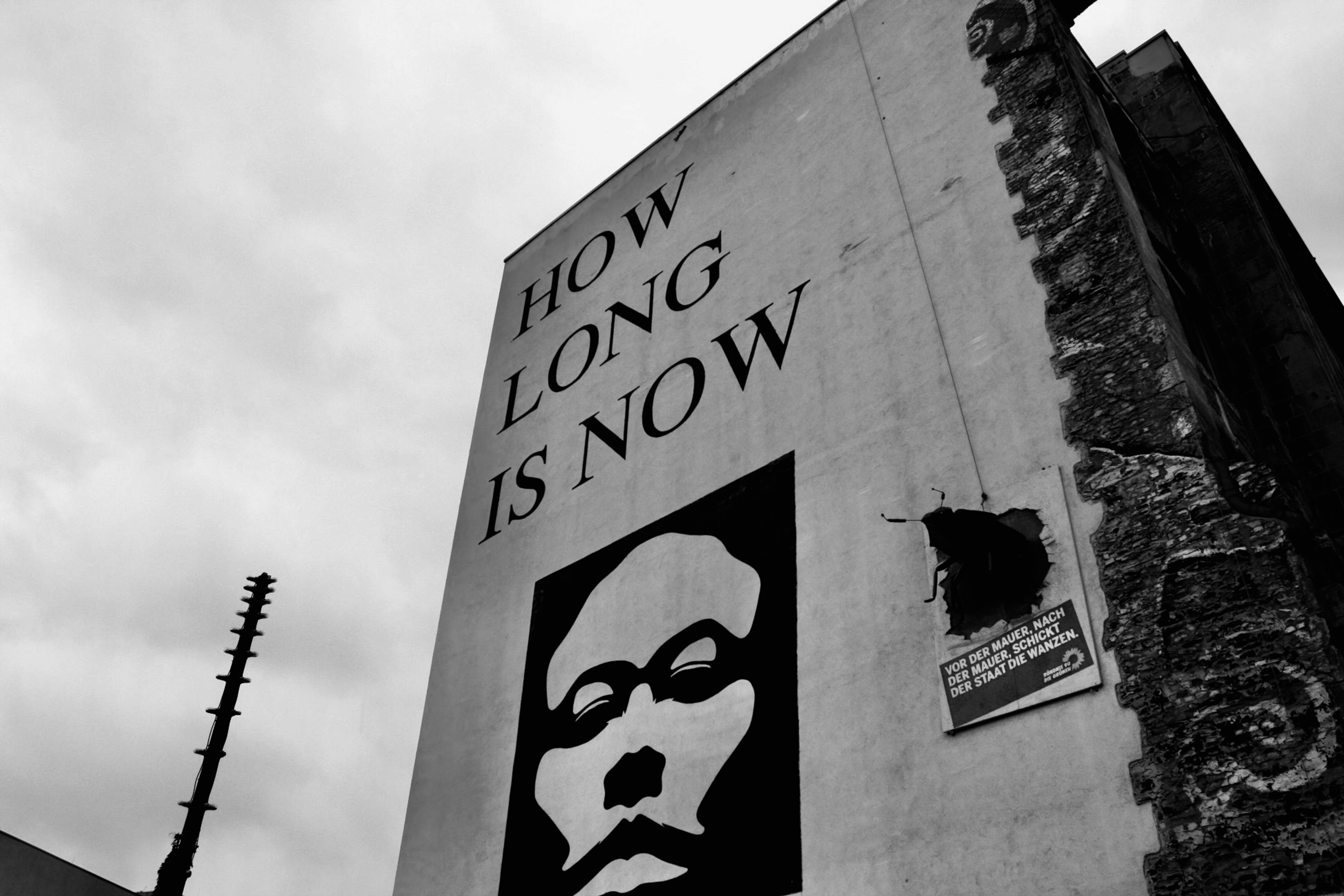 Una foto in bianco e nero di un cartello su un edificio