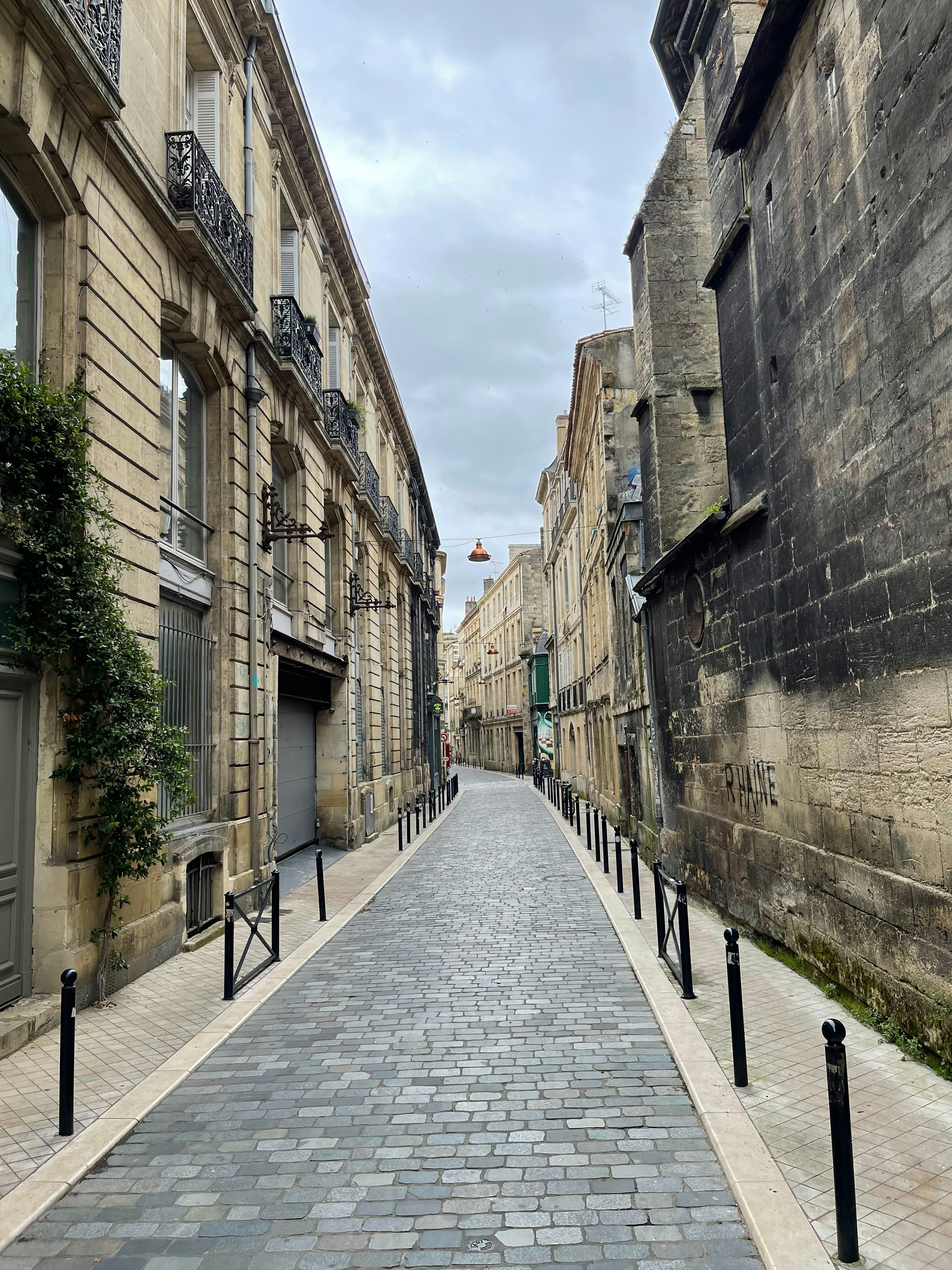 Una calle empedrada en una antigua ciudad europea