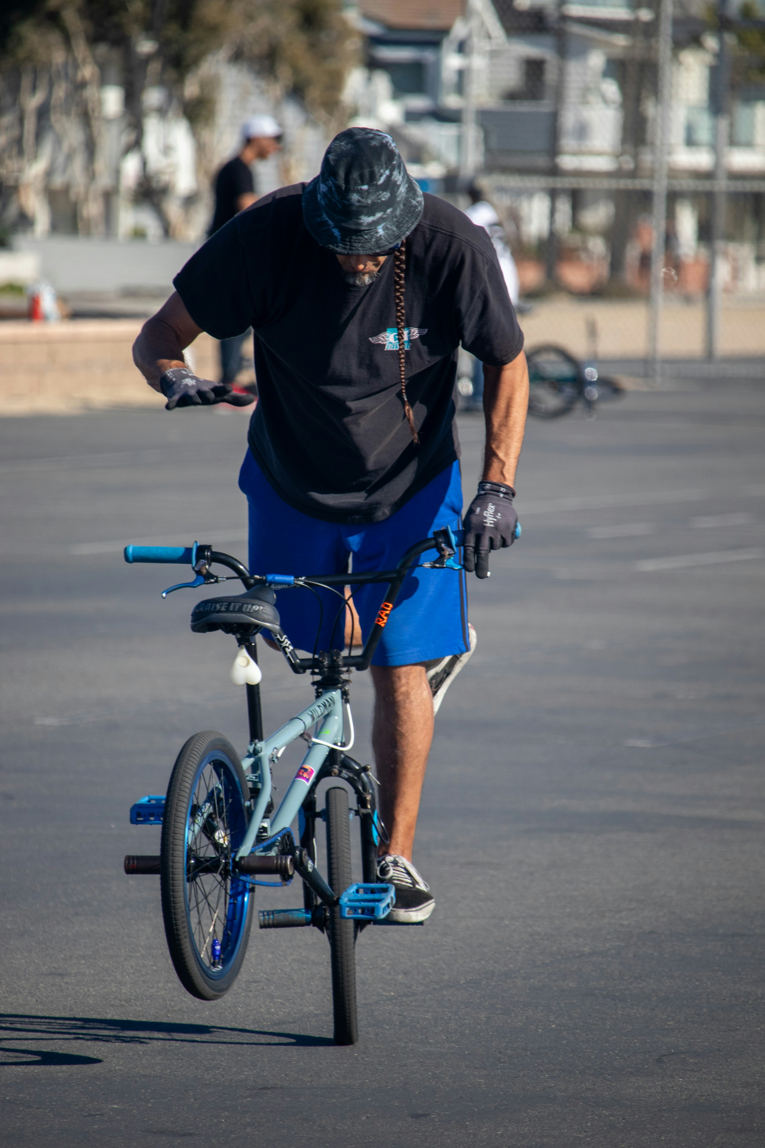Un hombre montando en bicicleta en un estacionamiento
