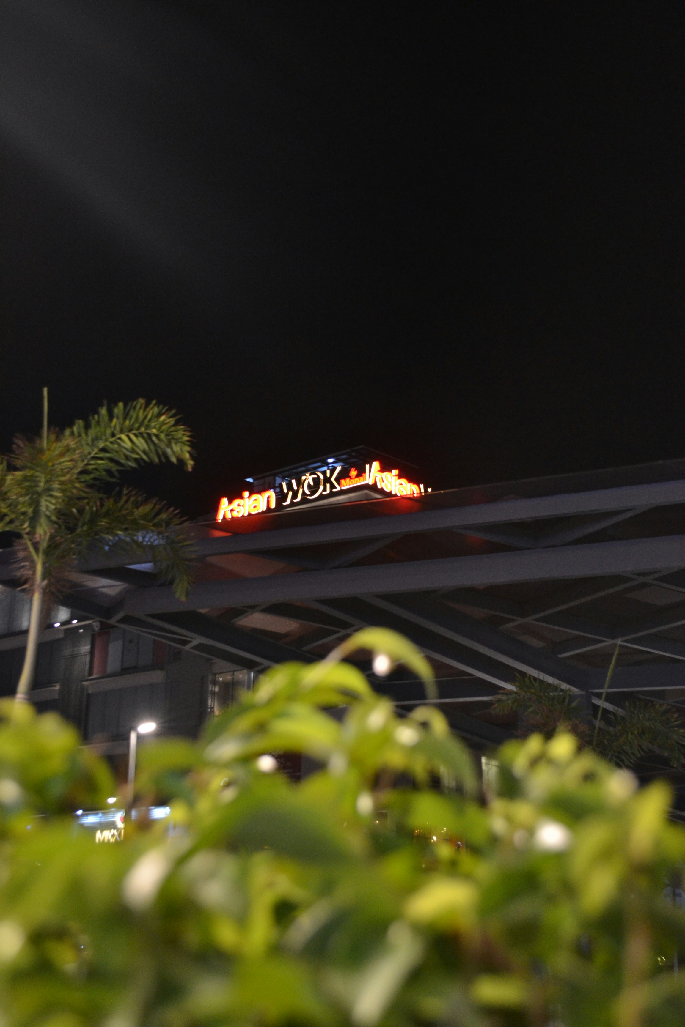 Food Scenes and Dining Experiences
