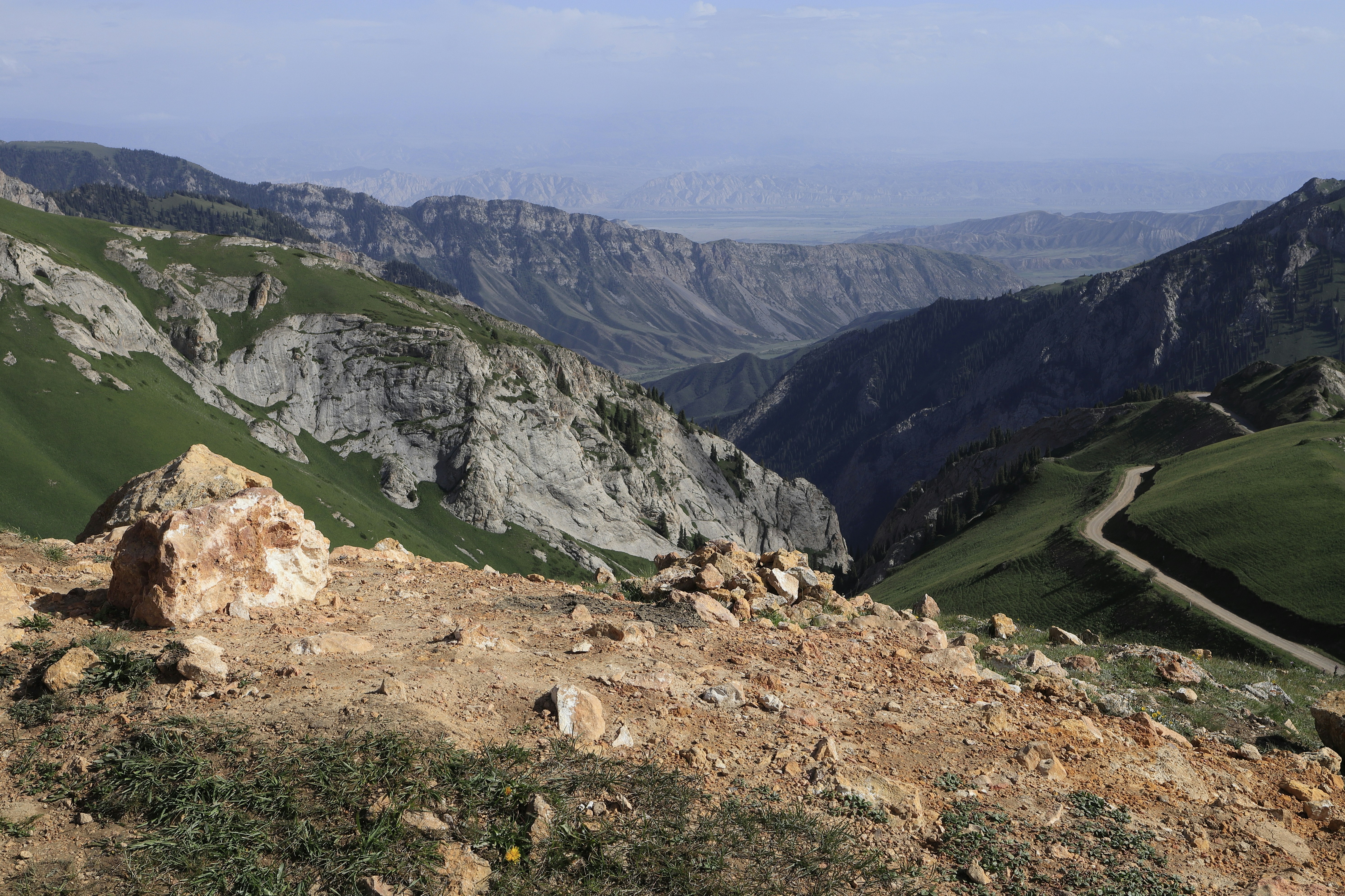 A view of the mountains from a high point of view