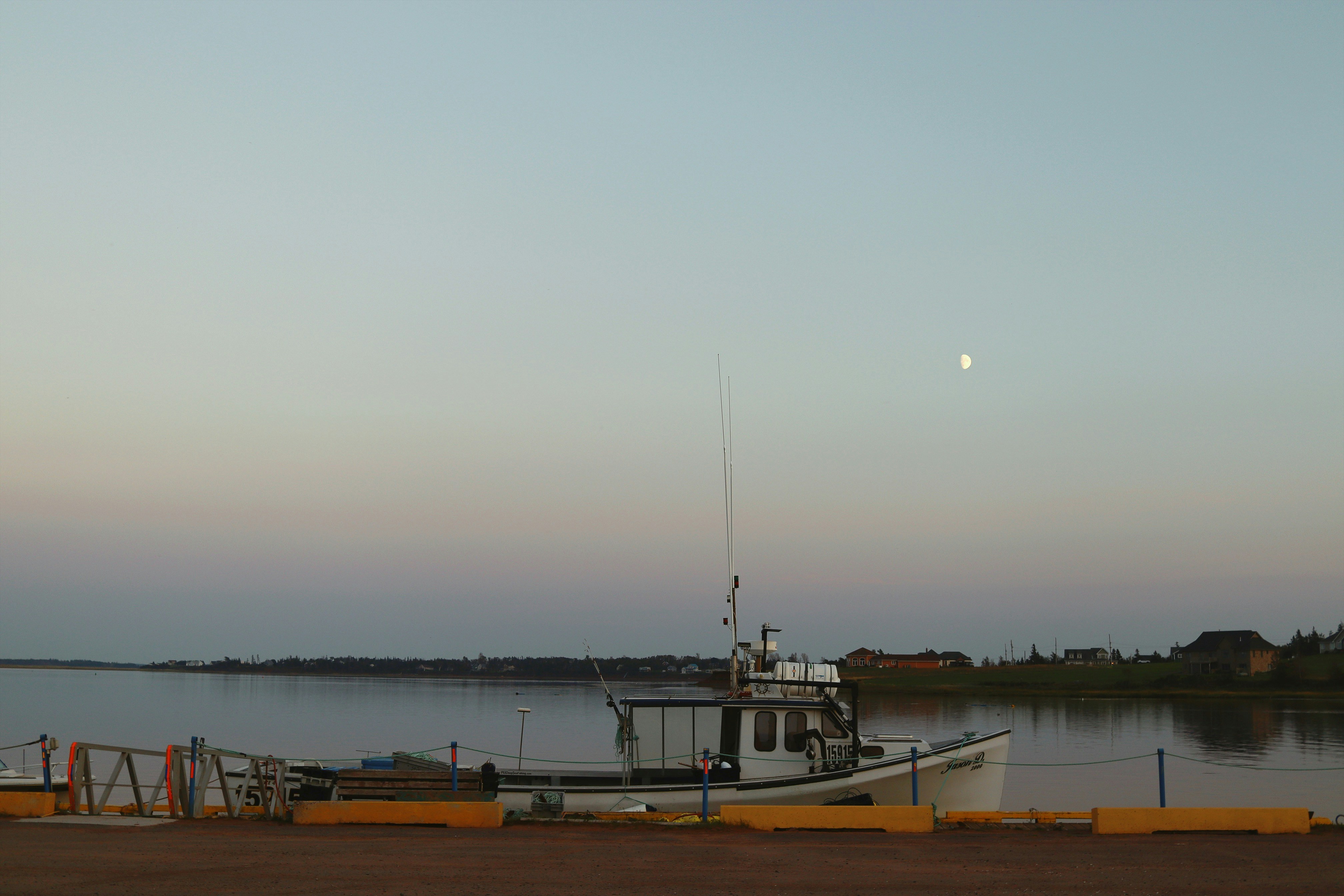 Un barco está en la orilla de un lago