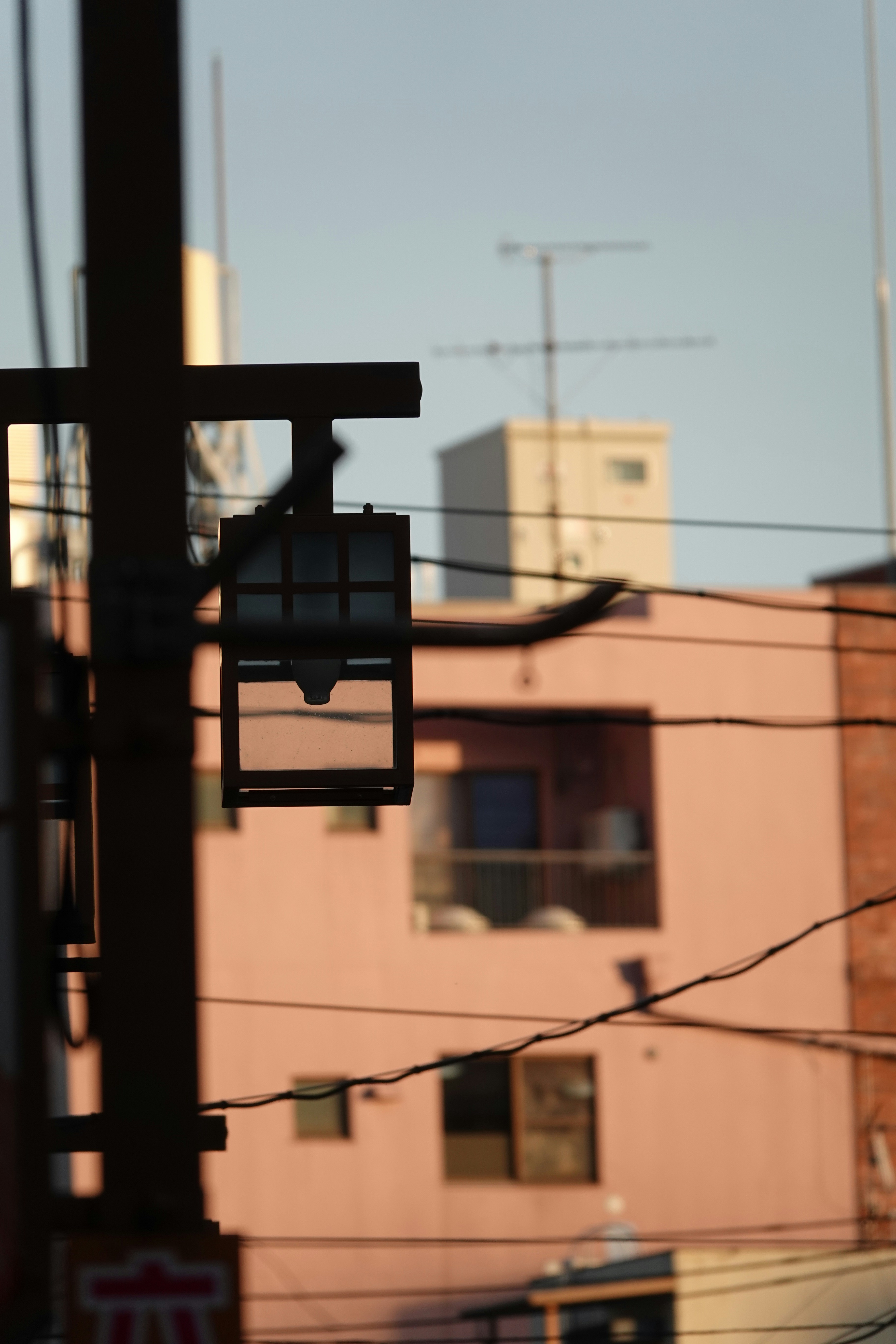 A traffic light with a building in the background