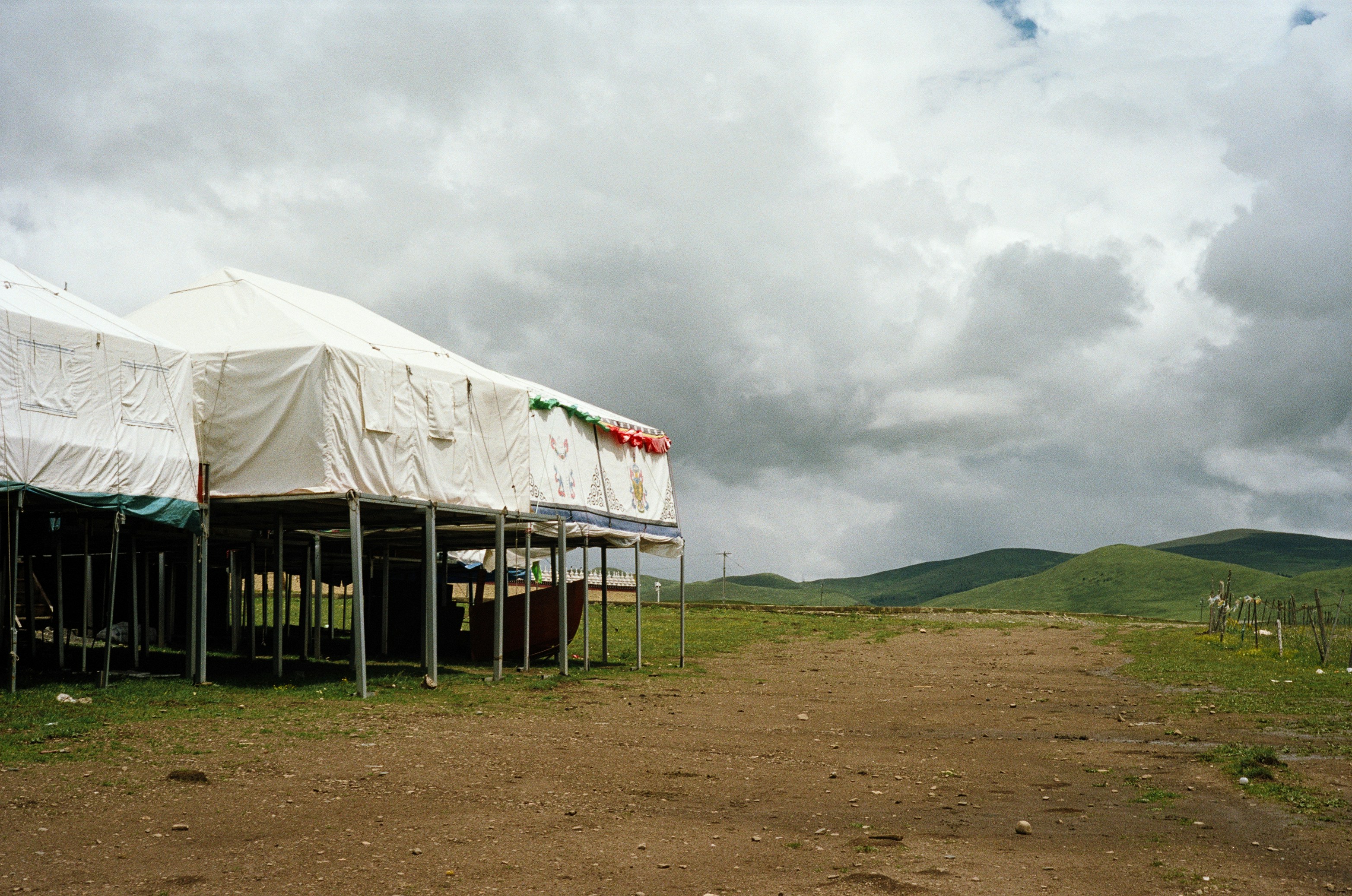 photo 1721491211708 ad0717f818f1?crop=entropy&cs=tinysrgb&fit=max&fm=jpg&ixid=M3w1MjQ0NjR8MHwxfHNlYXJjaHwxMXx8VGFycCUyMHNoZWx0ZXJ8ZW58MHwwfHx8MTc1MTQ2MDQzM3ww&ixlib=rb 4.1