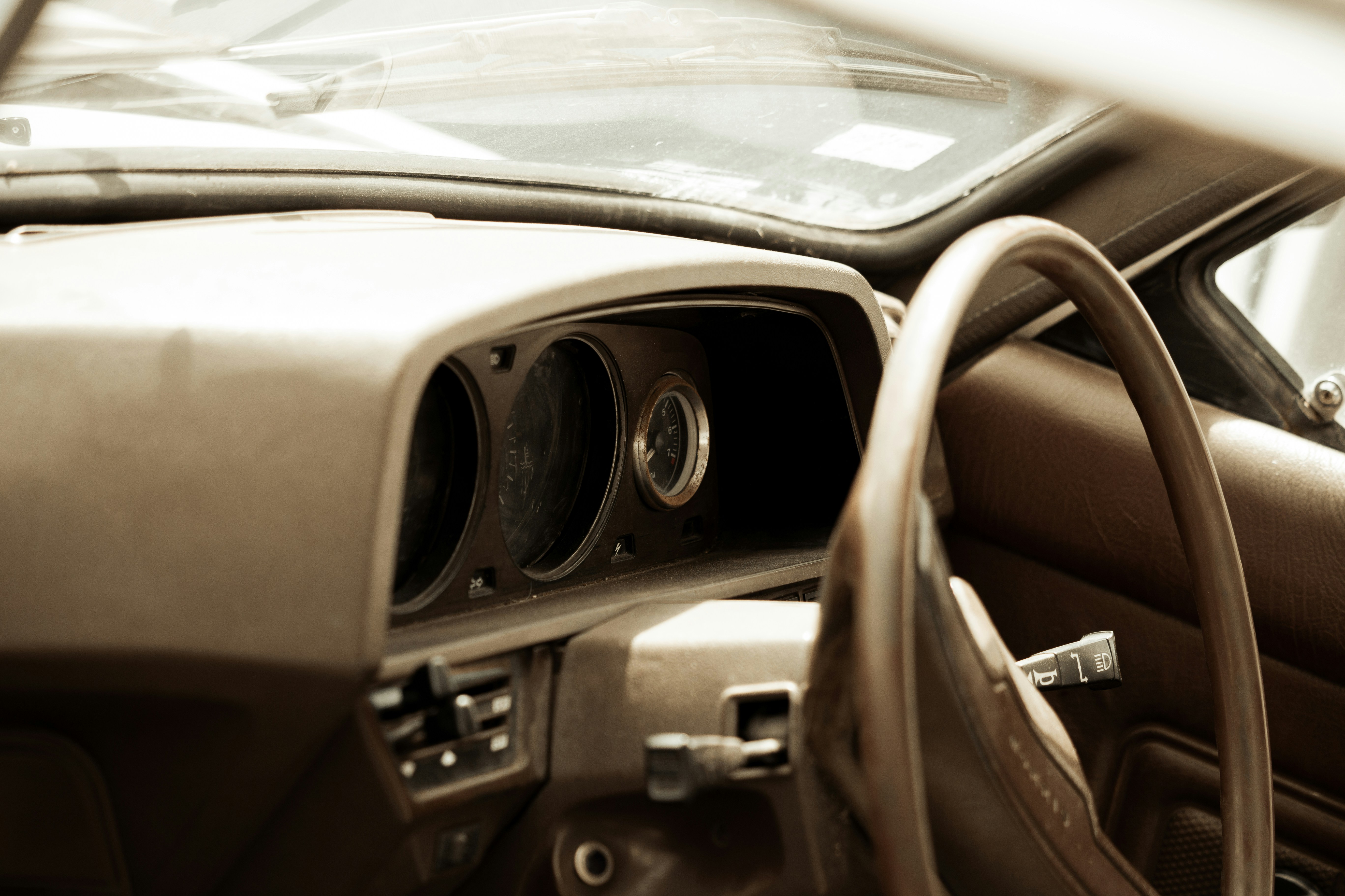 Interior de automóvil con volante y tablero profesional