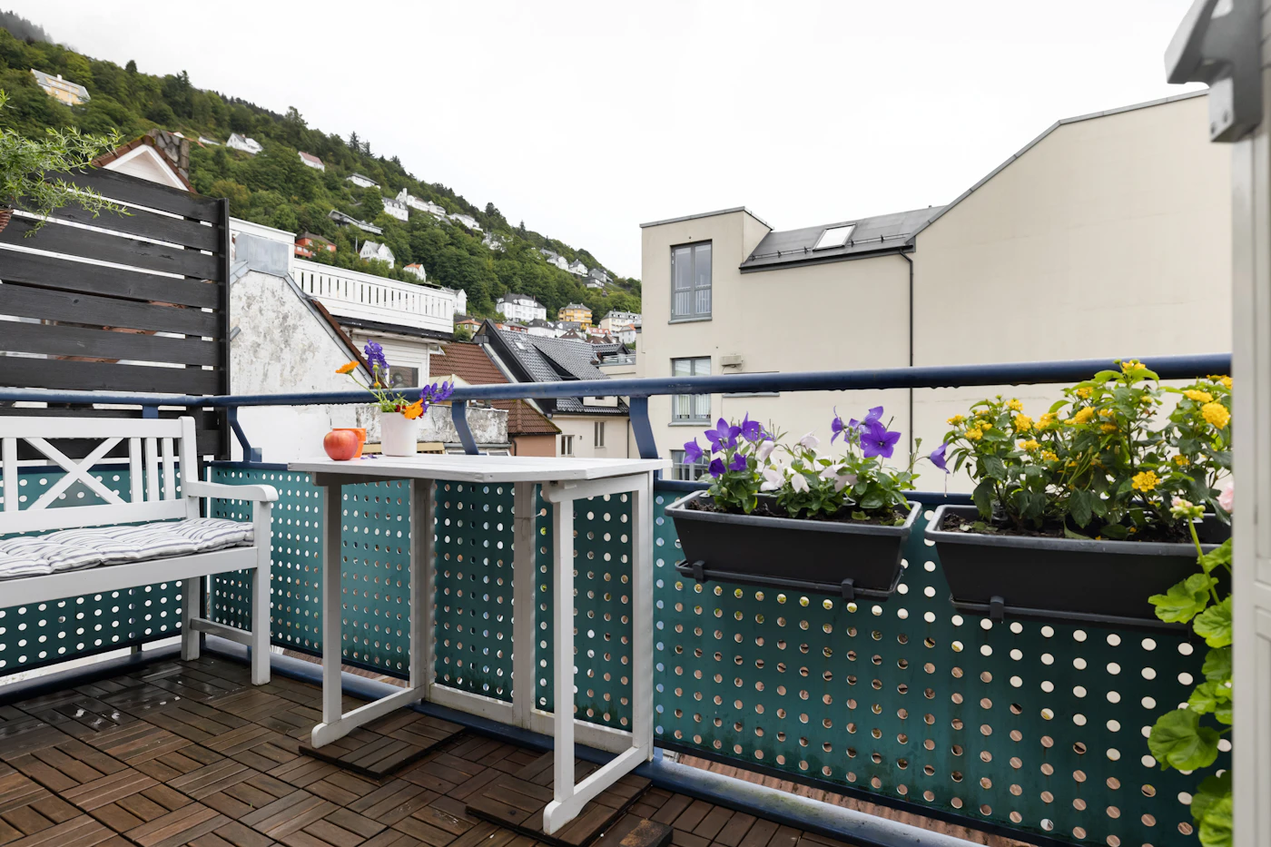 Rauchfreier Balkon mit Tisch und Pflanzen