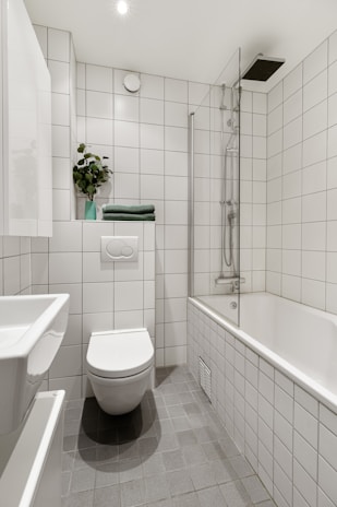 A bathroom with a toilet, sink, and bathtub