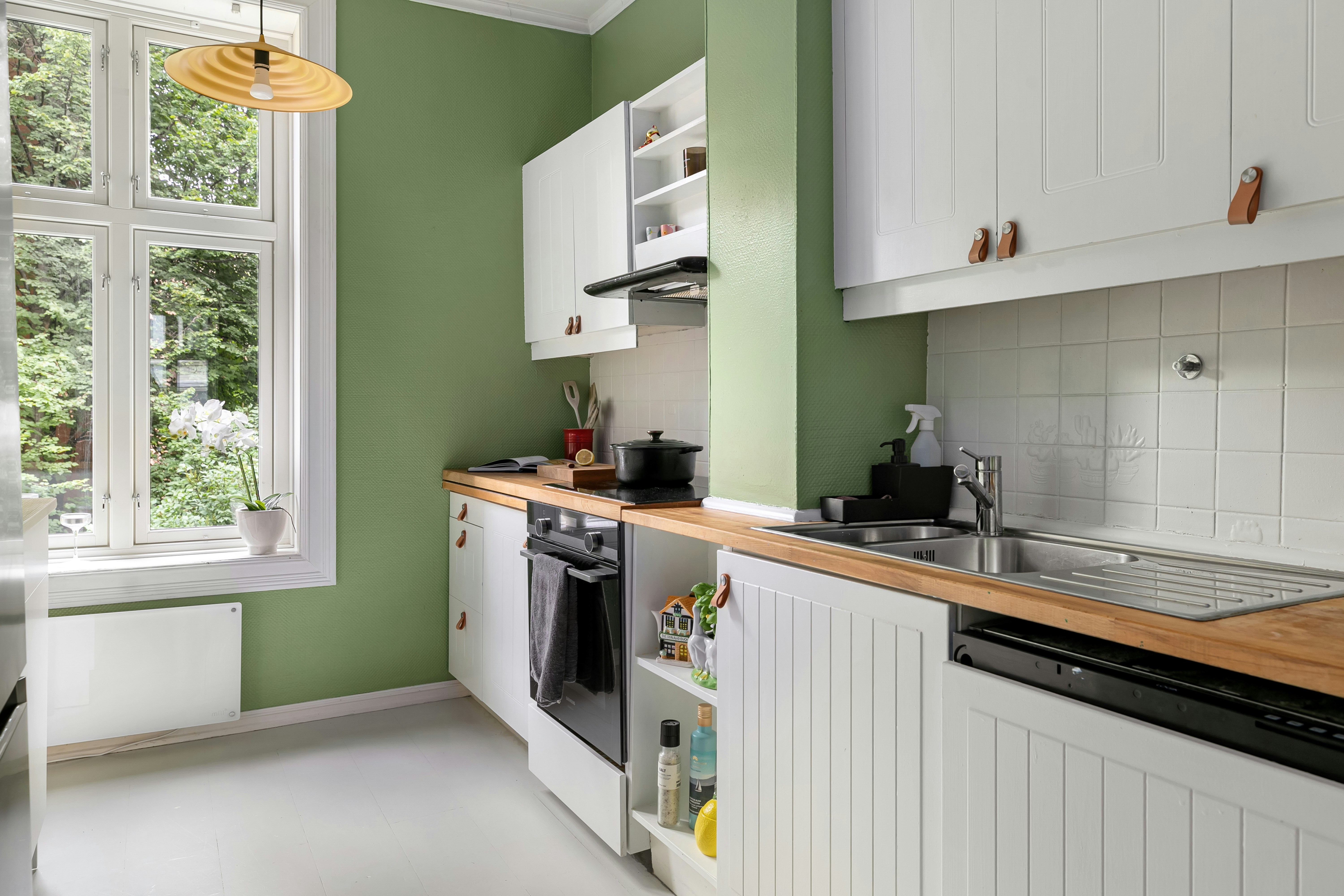 A kitchen with green walls and white cabinets photo – Free Image on Unsplash, image size:3000x2000
