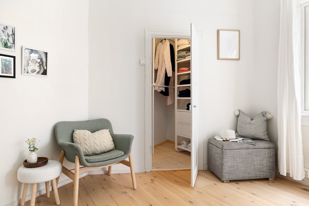 dressing en bois sur mesure dans une chambre moderne