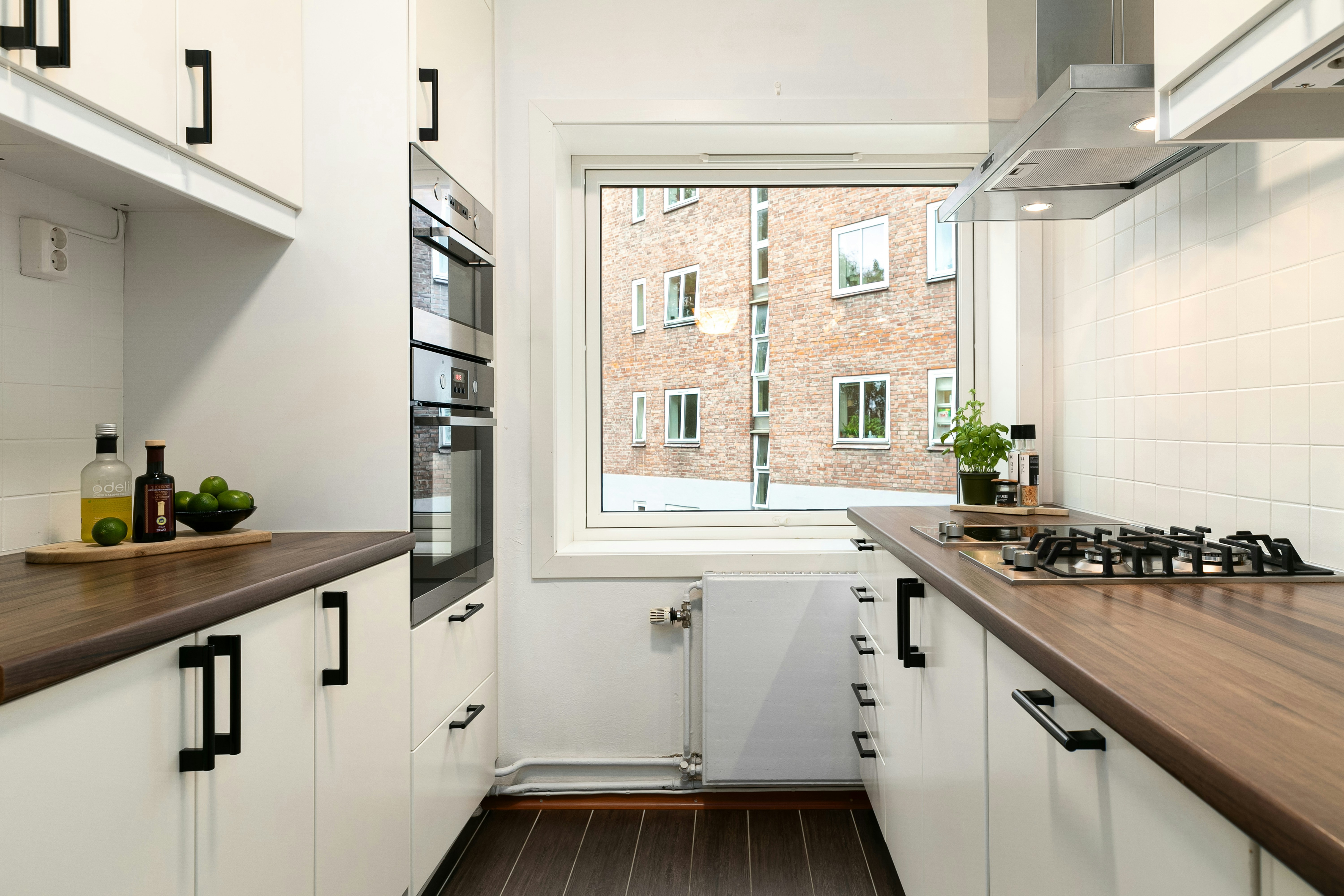 Renderização 3D de cozinha planejada com acabamento premium em madeira e branco