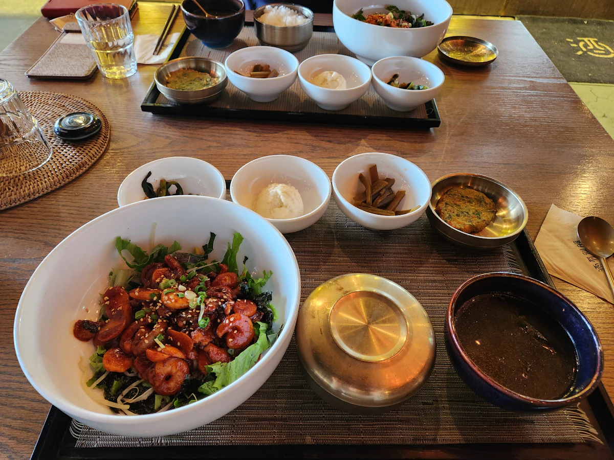 Ban an Han Quoc voi nhieu bat mon an kem bibim guksu