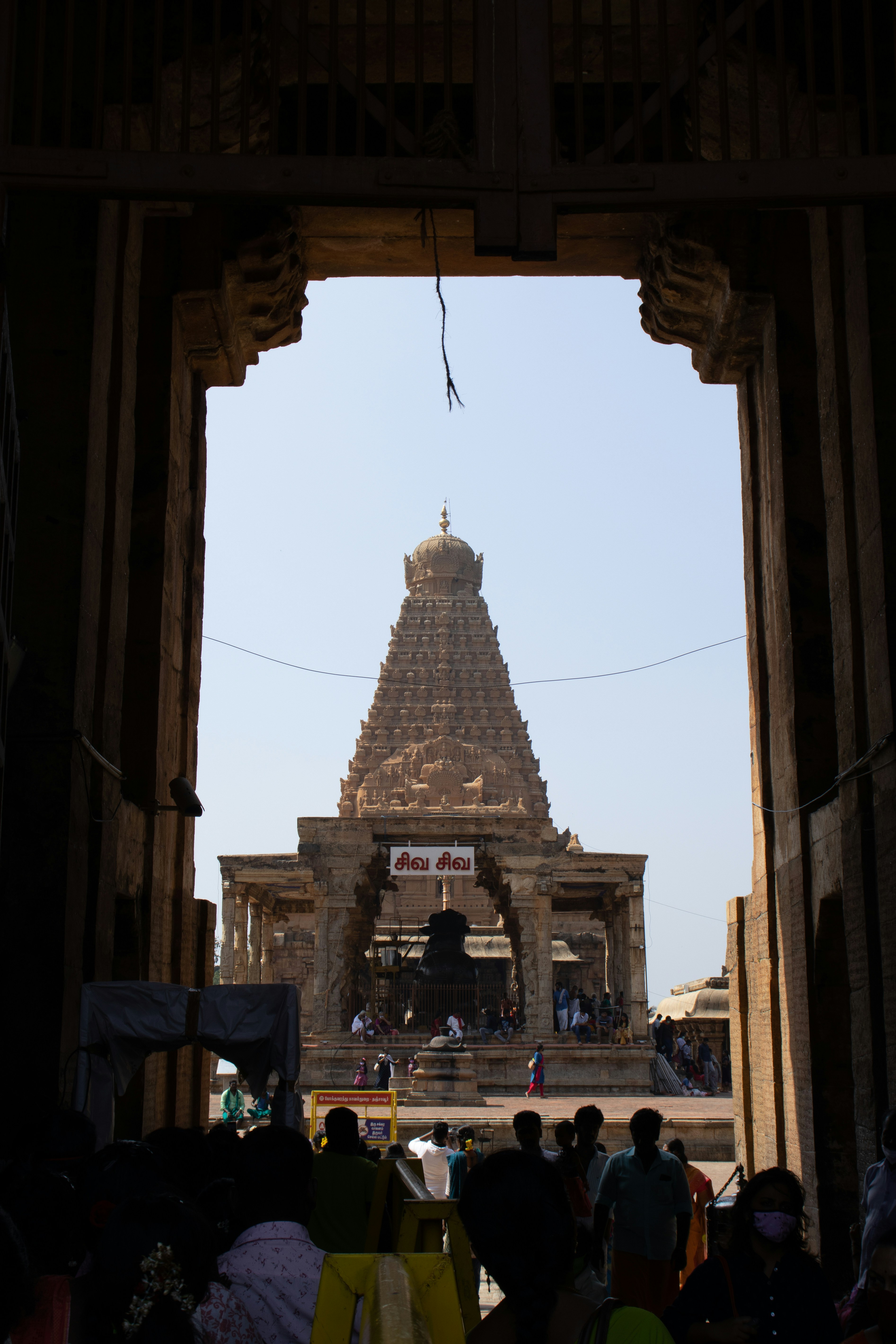 Un grupo de personas de pie frente a un edificio