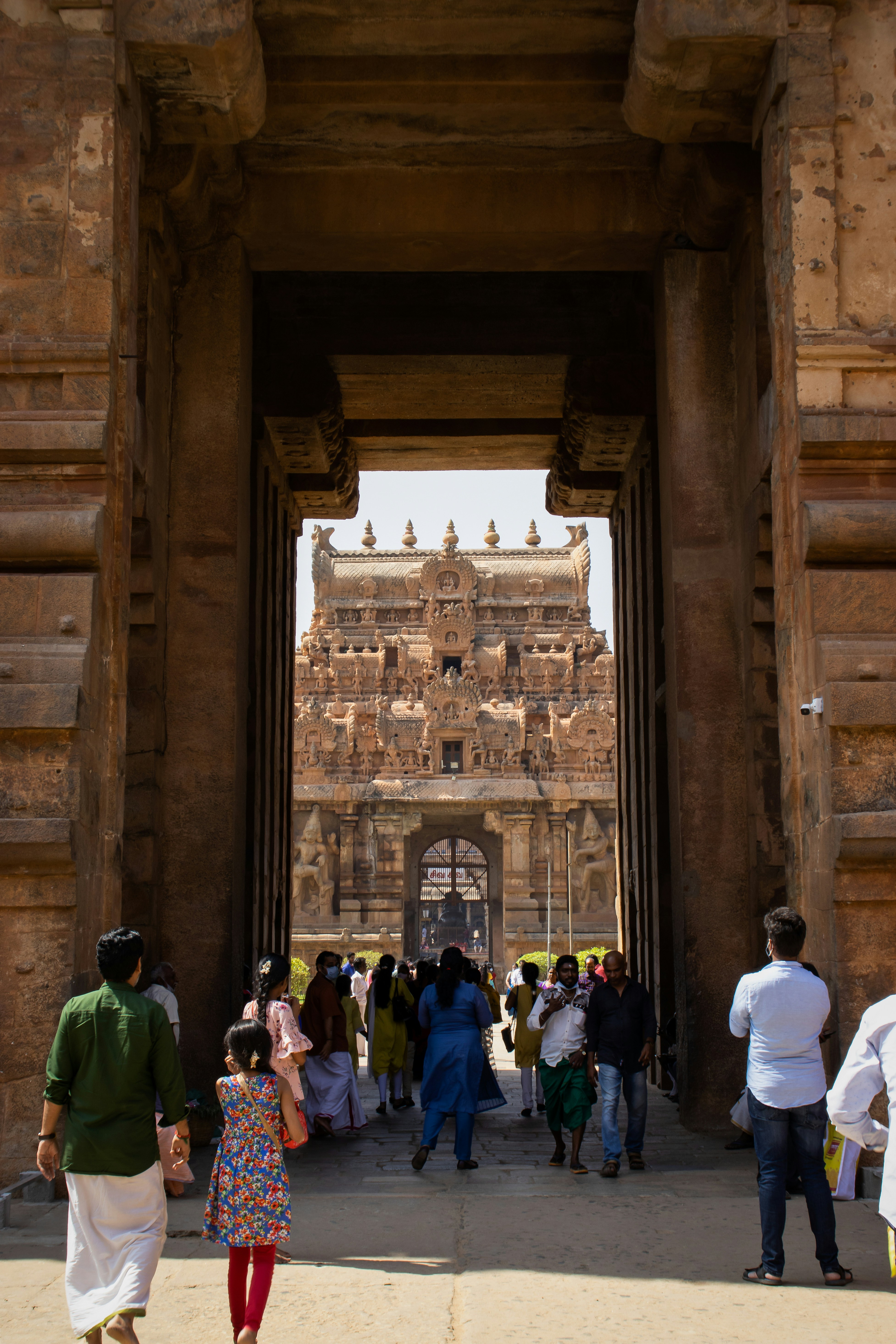 Un grupo de personas de pie frente a un edificio alto