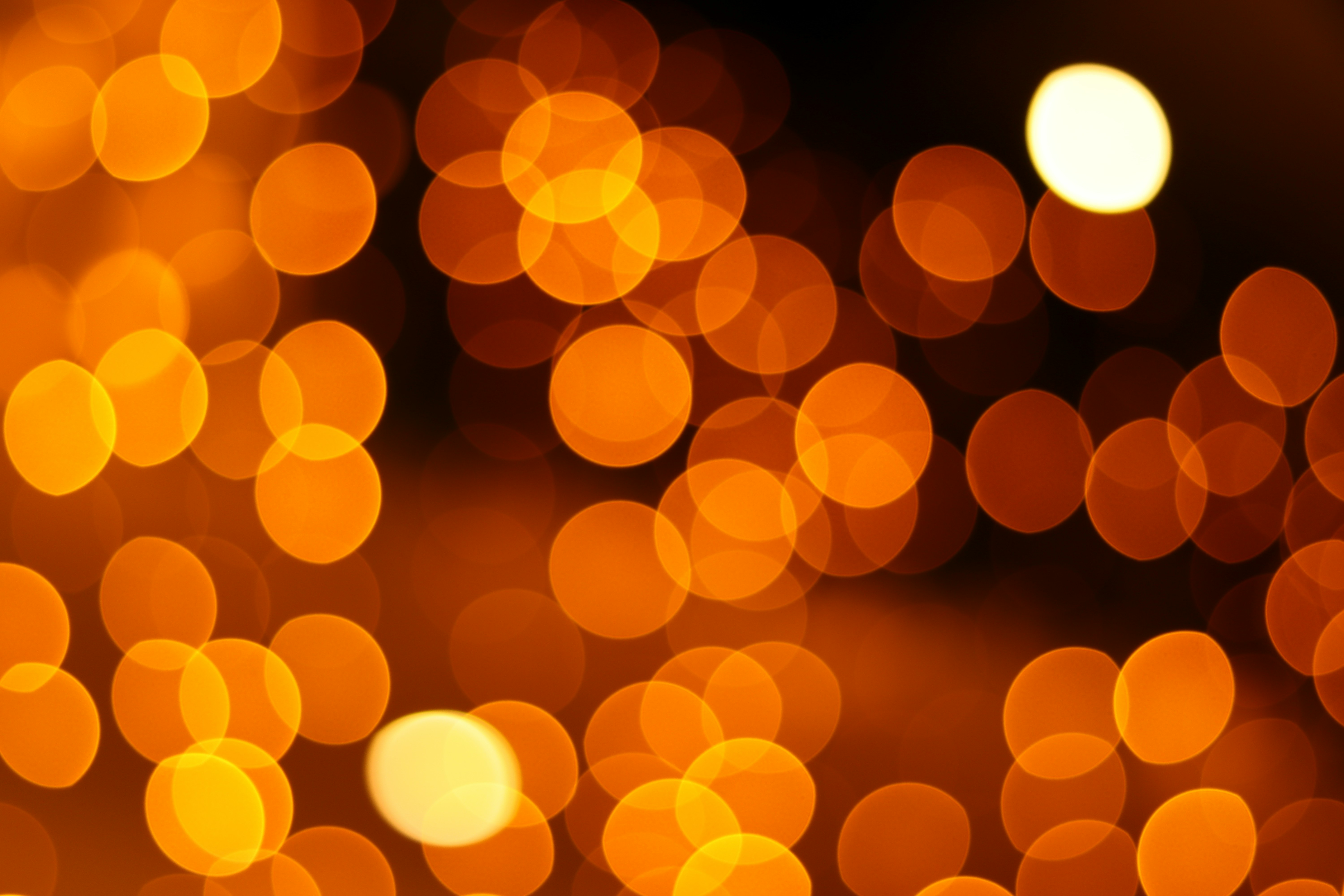 A blurry photo of a street light