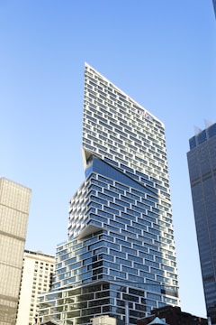 A very tall building in the middle of a city