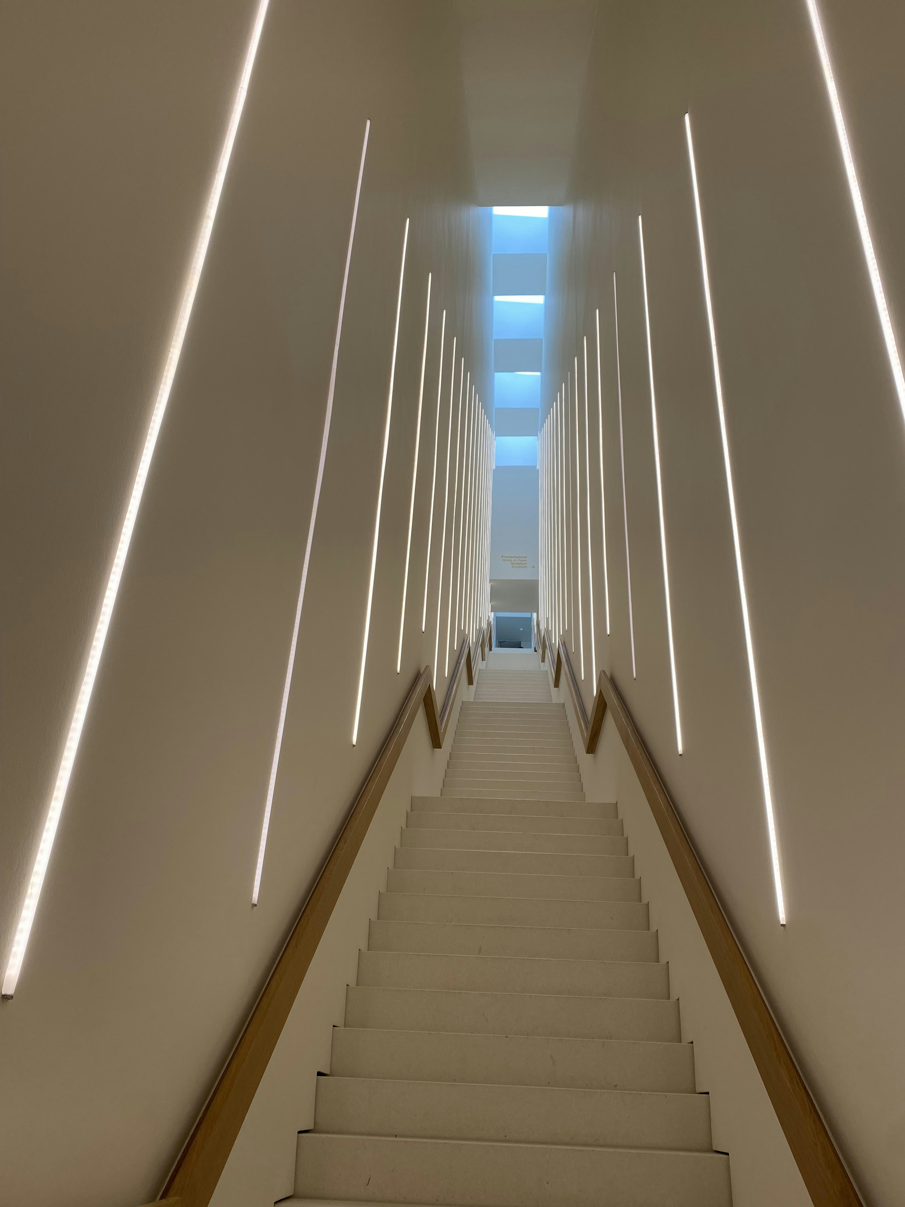 Un pasillo muy largo con un montón de escaleras