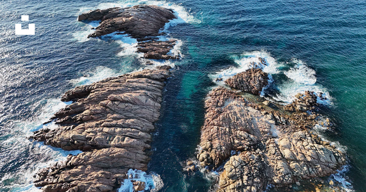 Canal Rocks Map An aerial view of the ocean with rocks in the foreground photo – Free ...