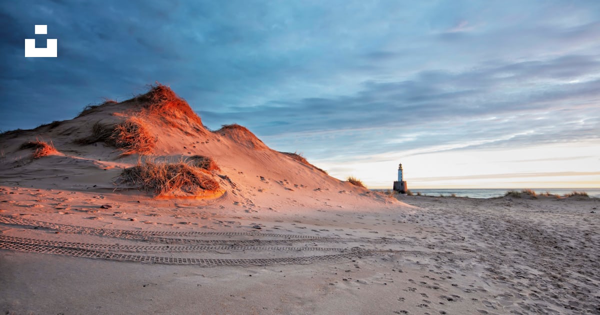 A sandy beach with a mountain in the background photo – Free Rattray ...