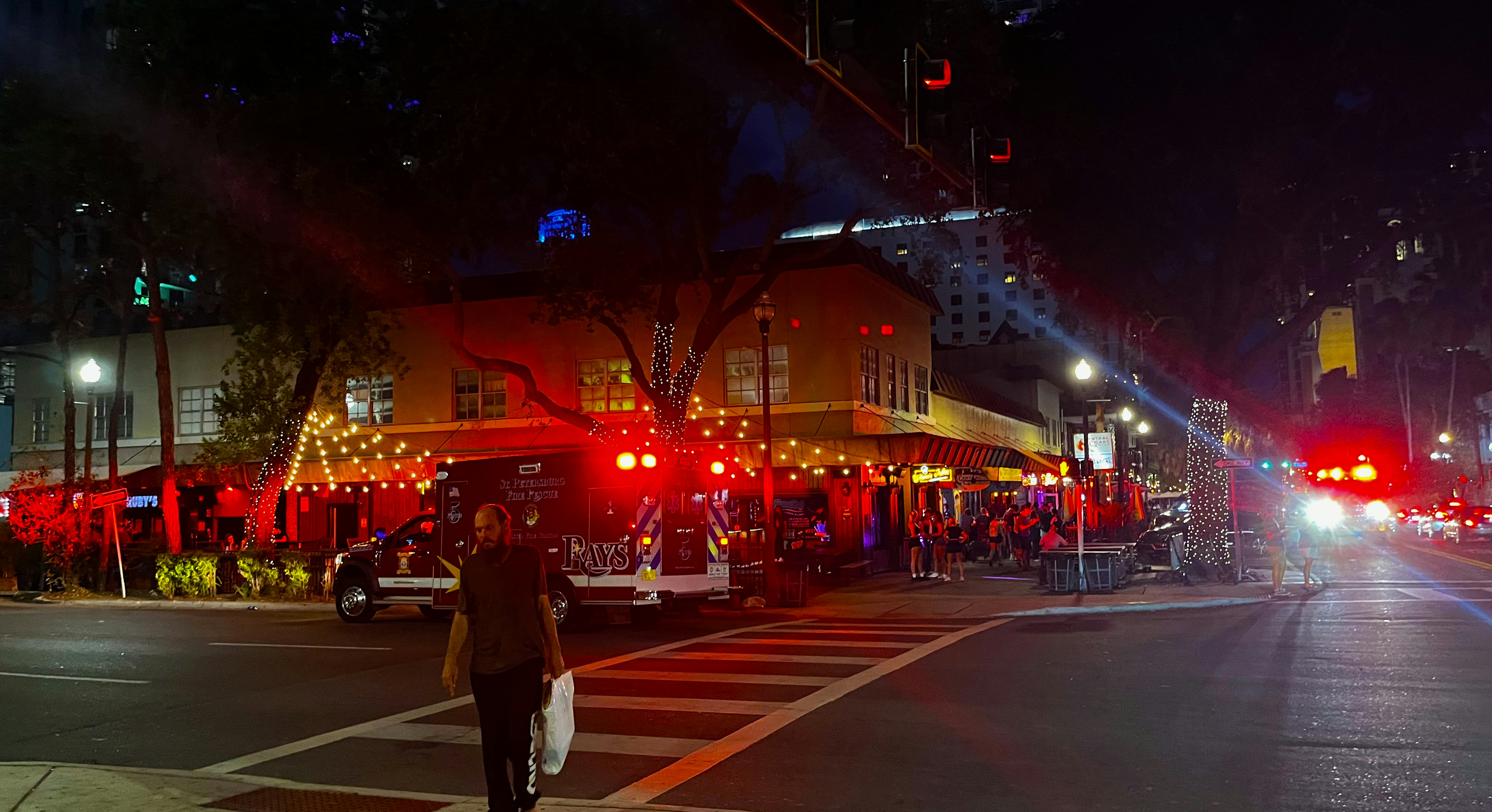 A city street filled with lots of traffic at night