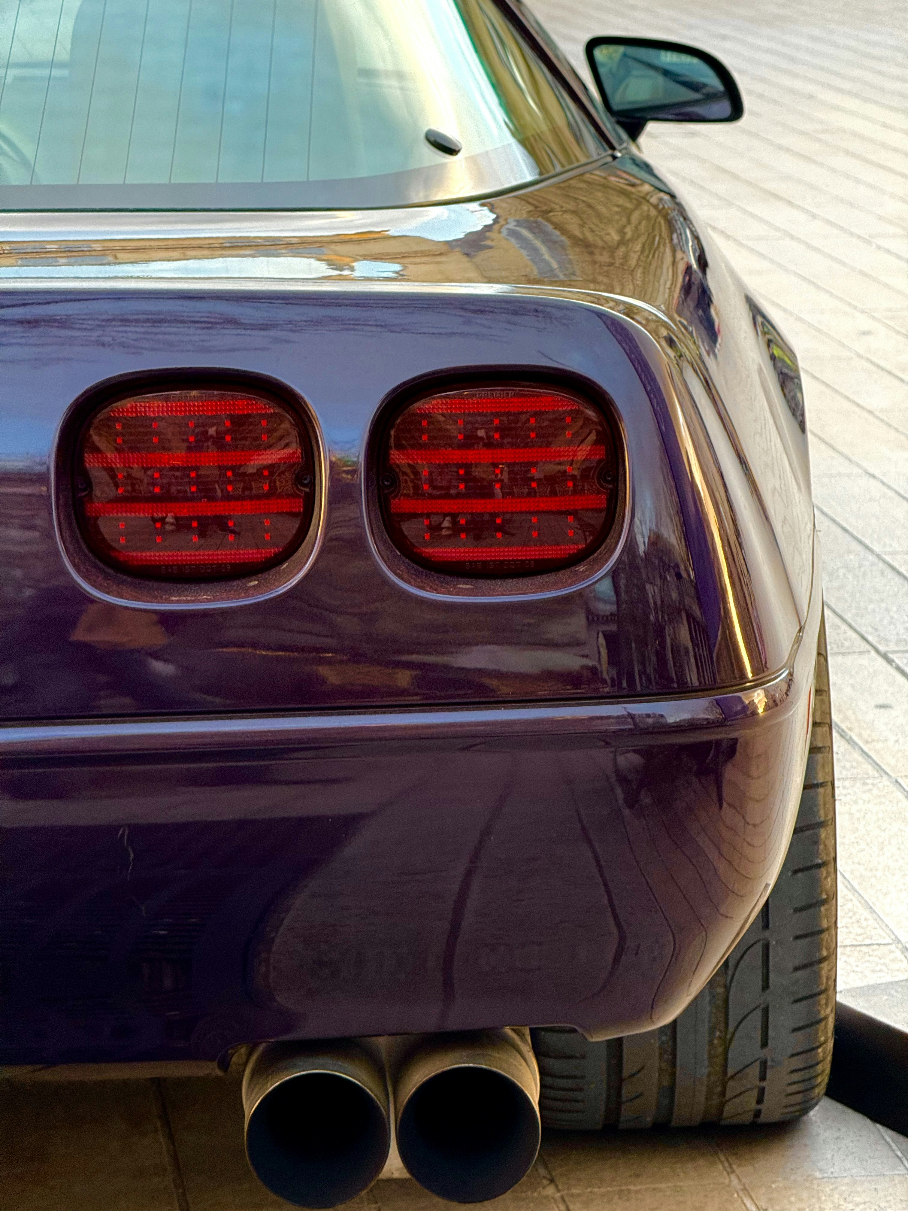 Close-up mobil sport ungu