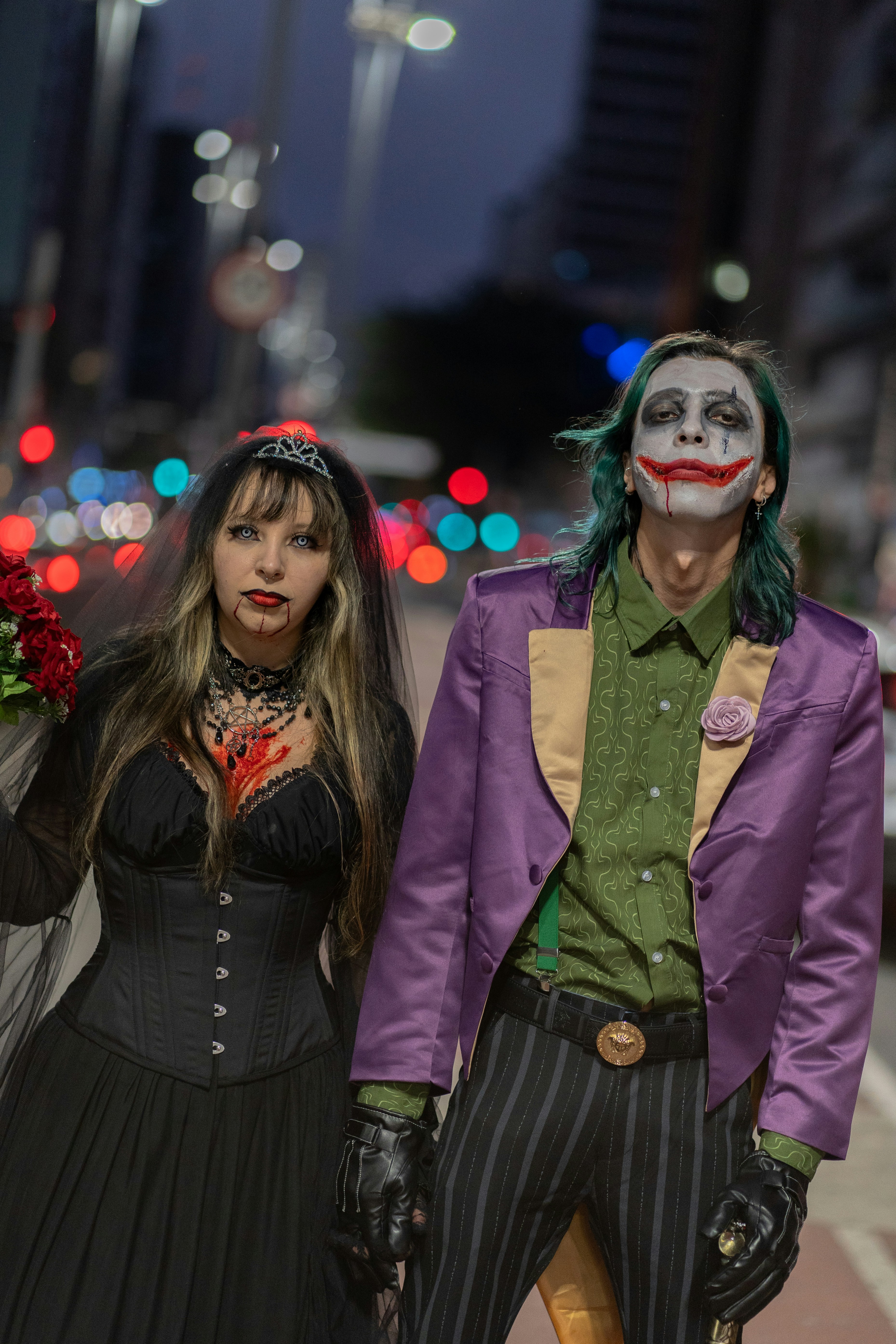 Seorang pria dan seorang wanita berdandan sebagai joker dan joker