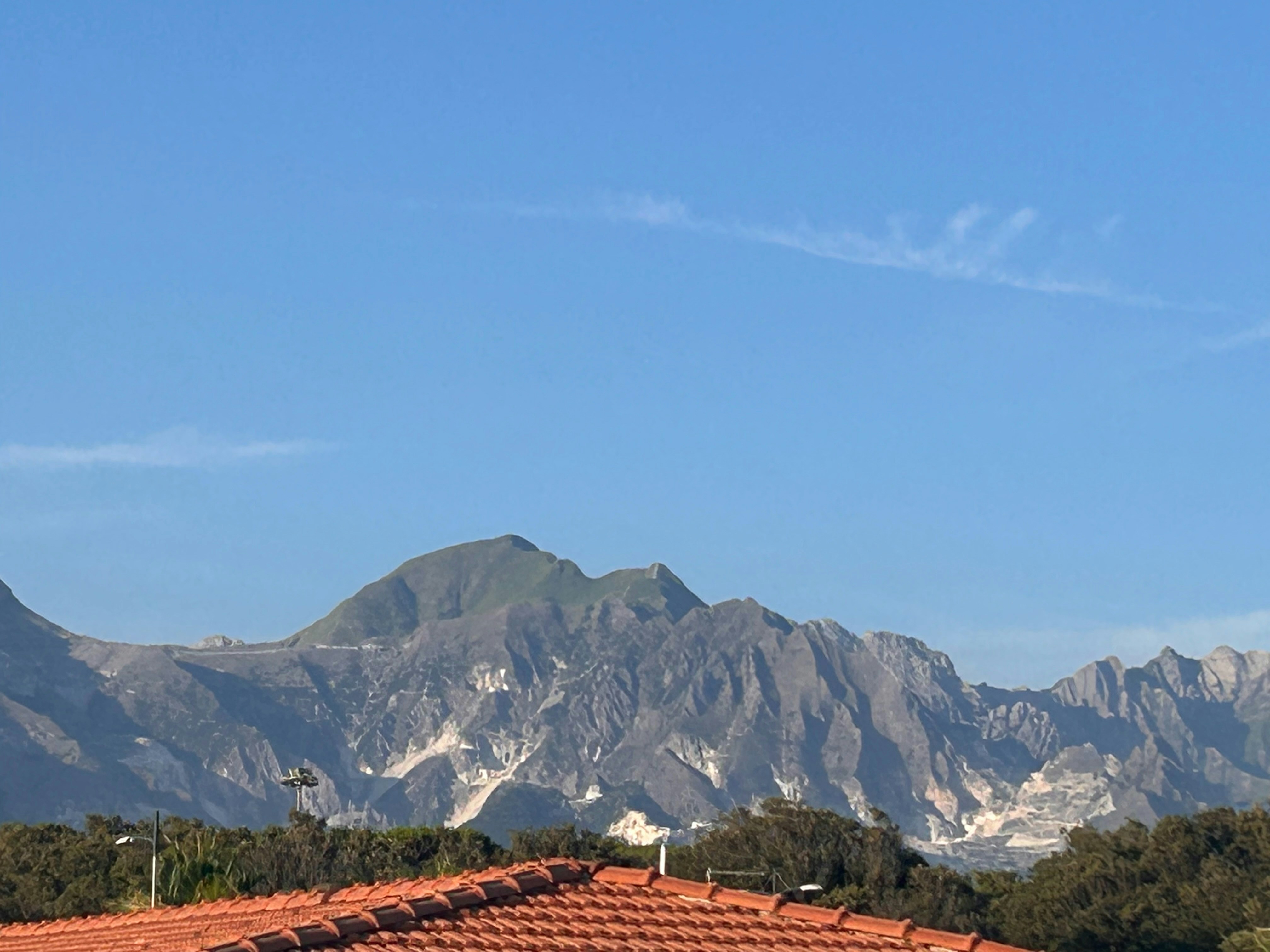 Blick auf ein Gebirge vom Dach aus