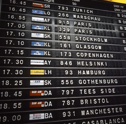 Painel de voos exibindo cancelamentos de companhia encerrada no aeroporto