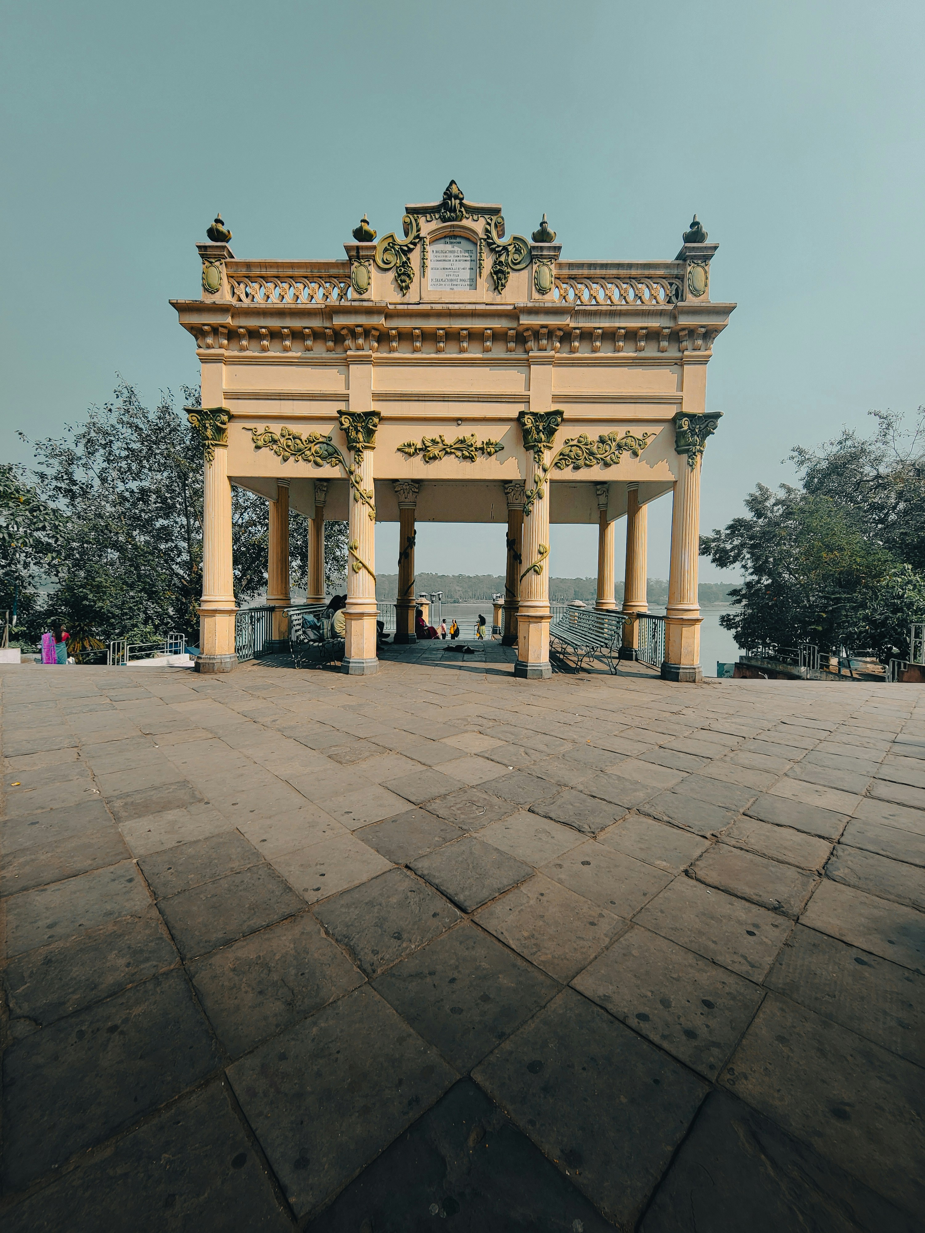 Un gran edificio con un reloj en la parte superior