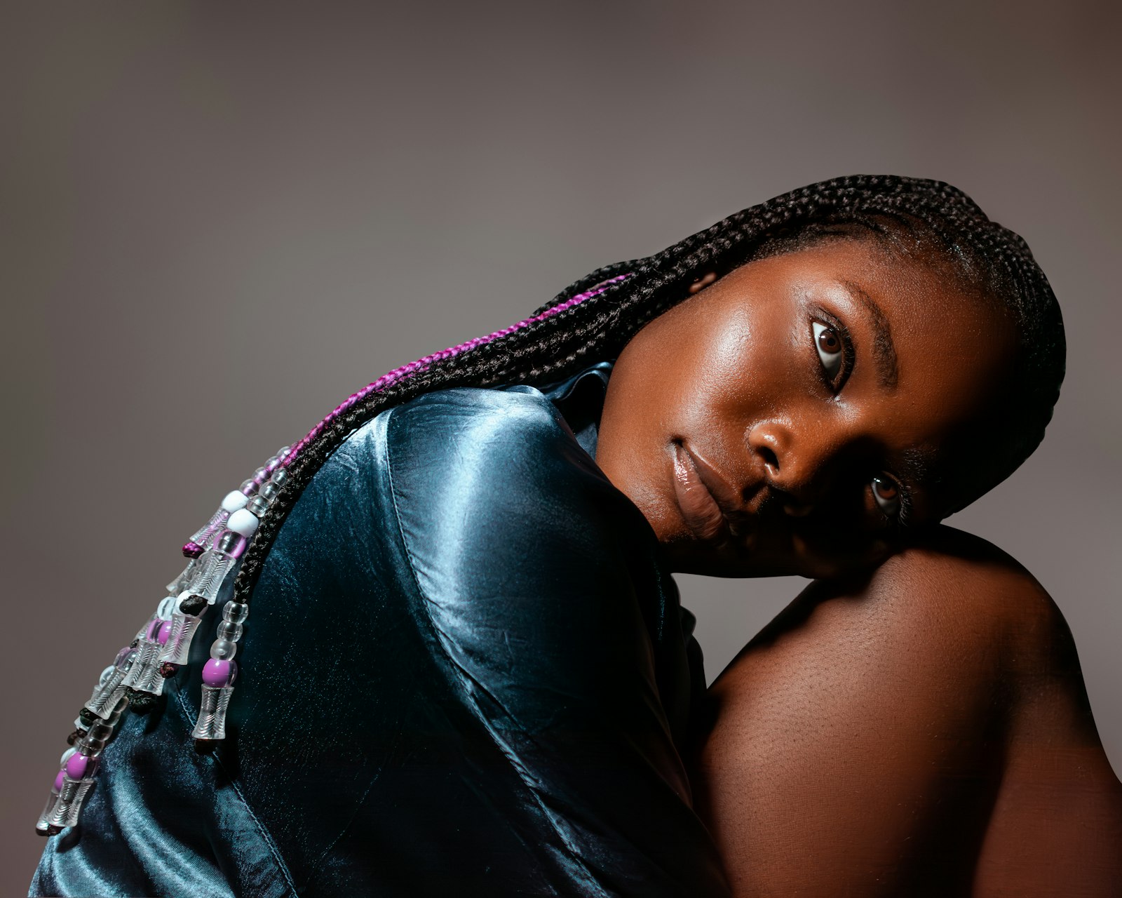 Mannequin africaine posant en studio pour un shooting photo de mode