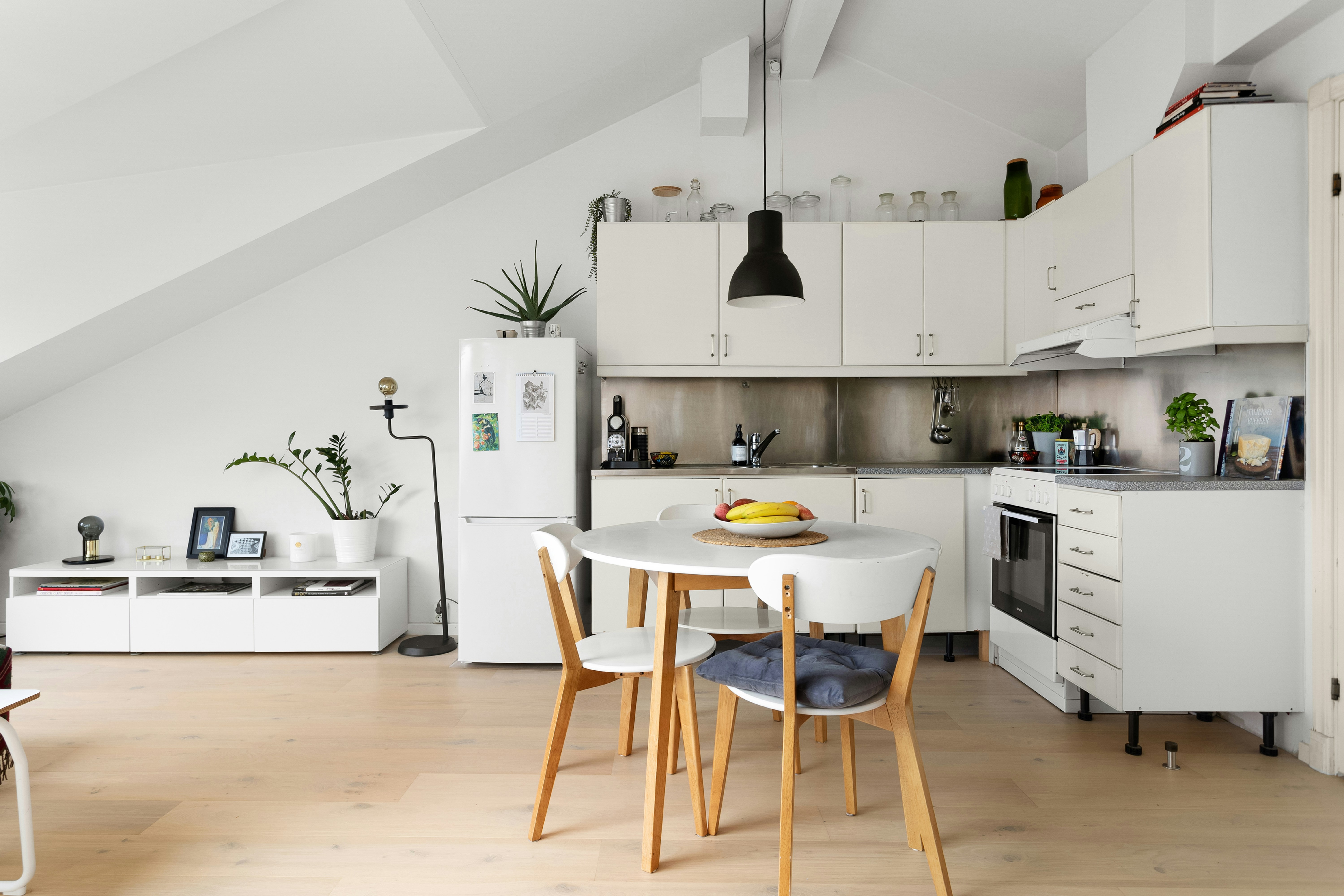 Smart living tips you can actually use this week smart living home routine productivity minimalism organization – A kitchen with a table and chairs in it