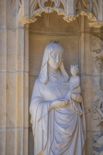 A statue of a woman holding a child
