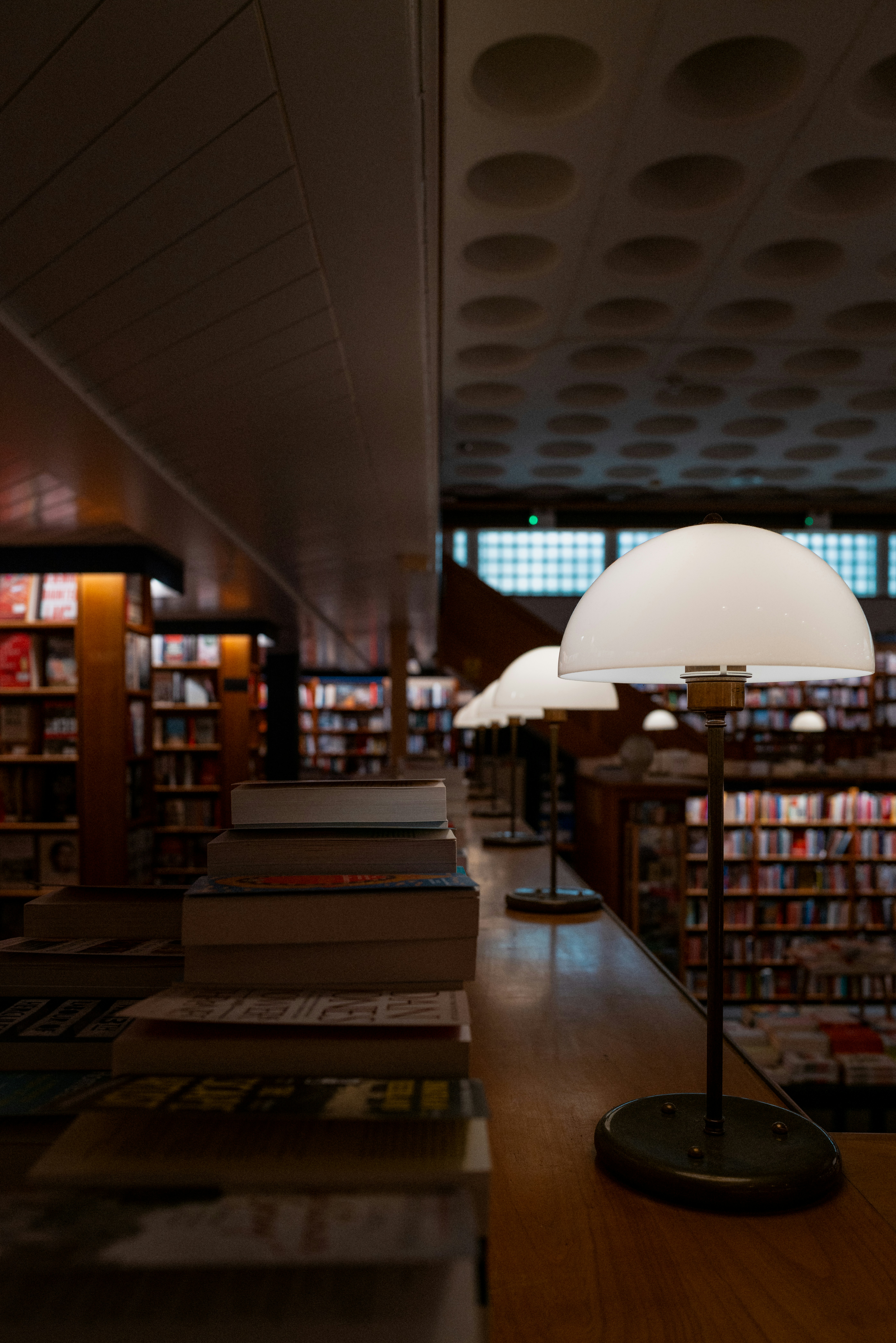 Une bibliothèque remplie de livres et de lampes