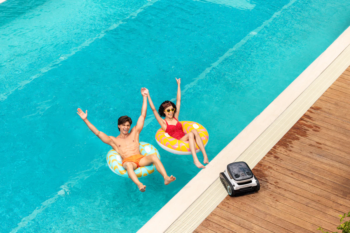 Pareja disfrutando de una tarde tranquila en una piscina privada
