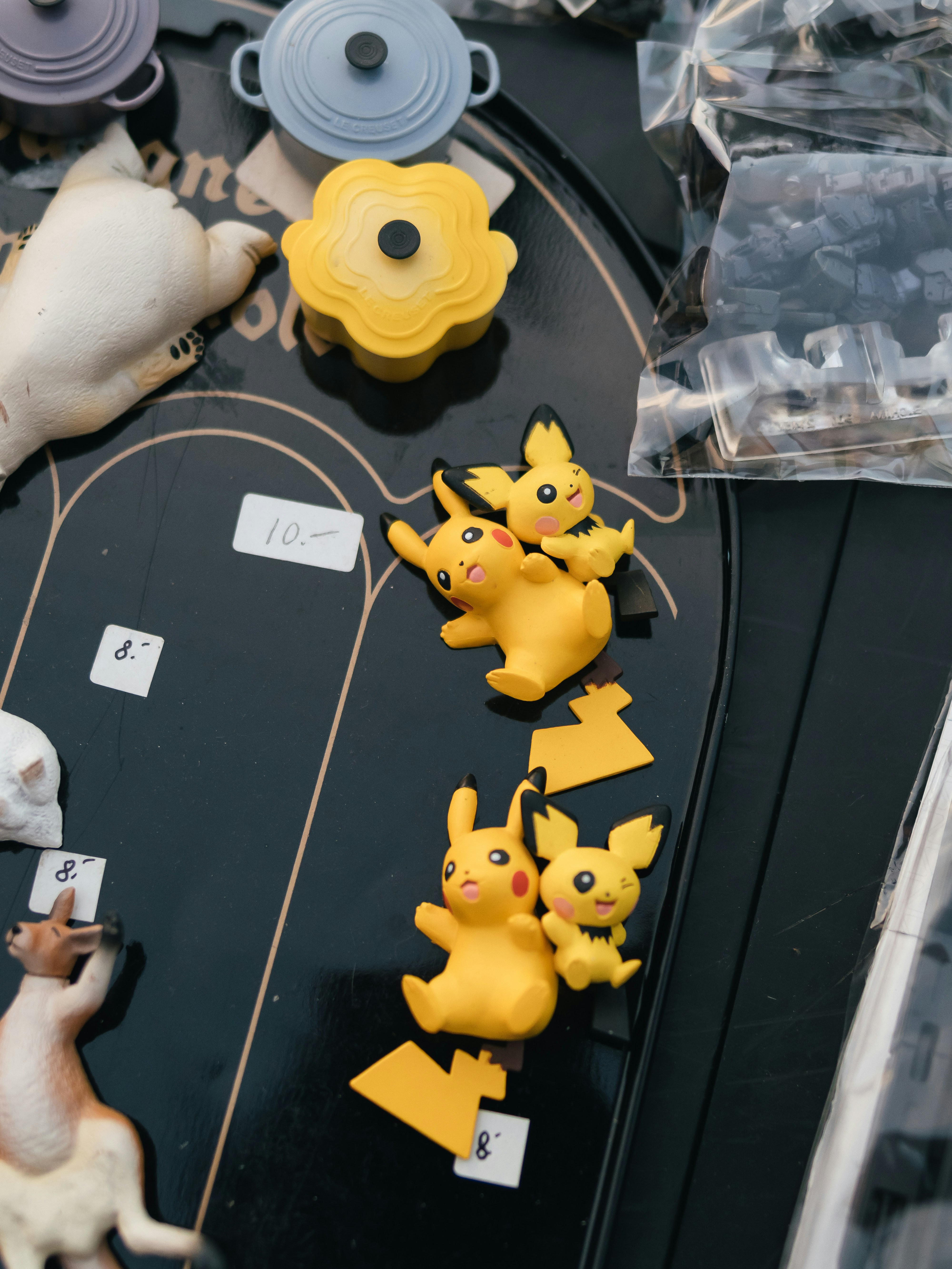 Koleksi patung pokemon di atas meja