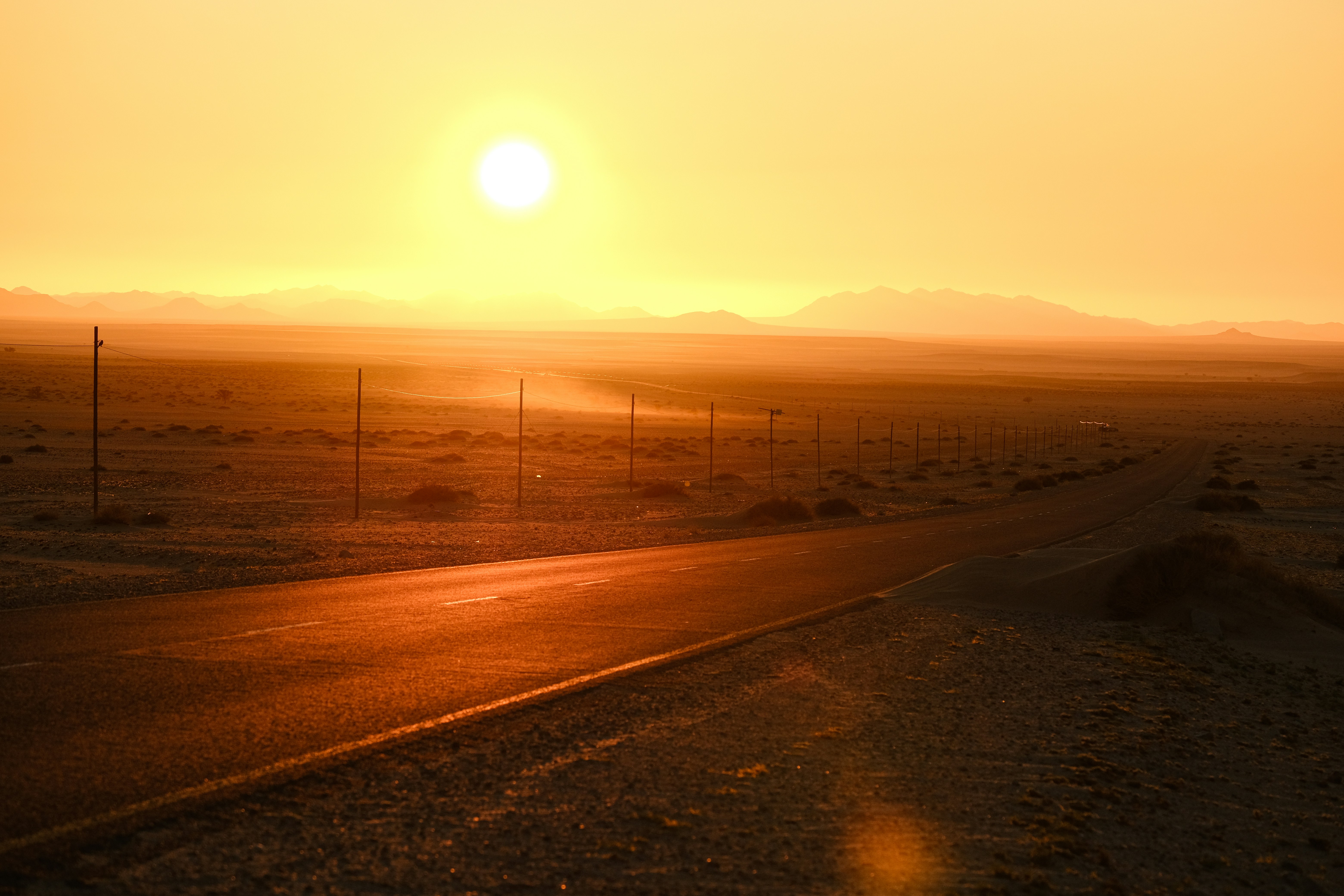 El sol se pone sobre un camino en el desierto foto – Imagen de Camino  gratuita en Unsplash, image size:3000x2000