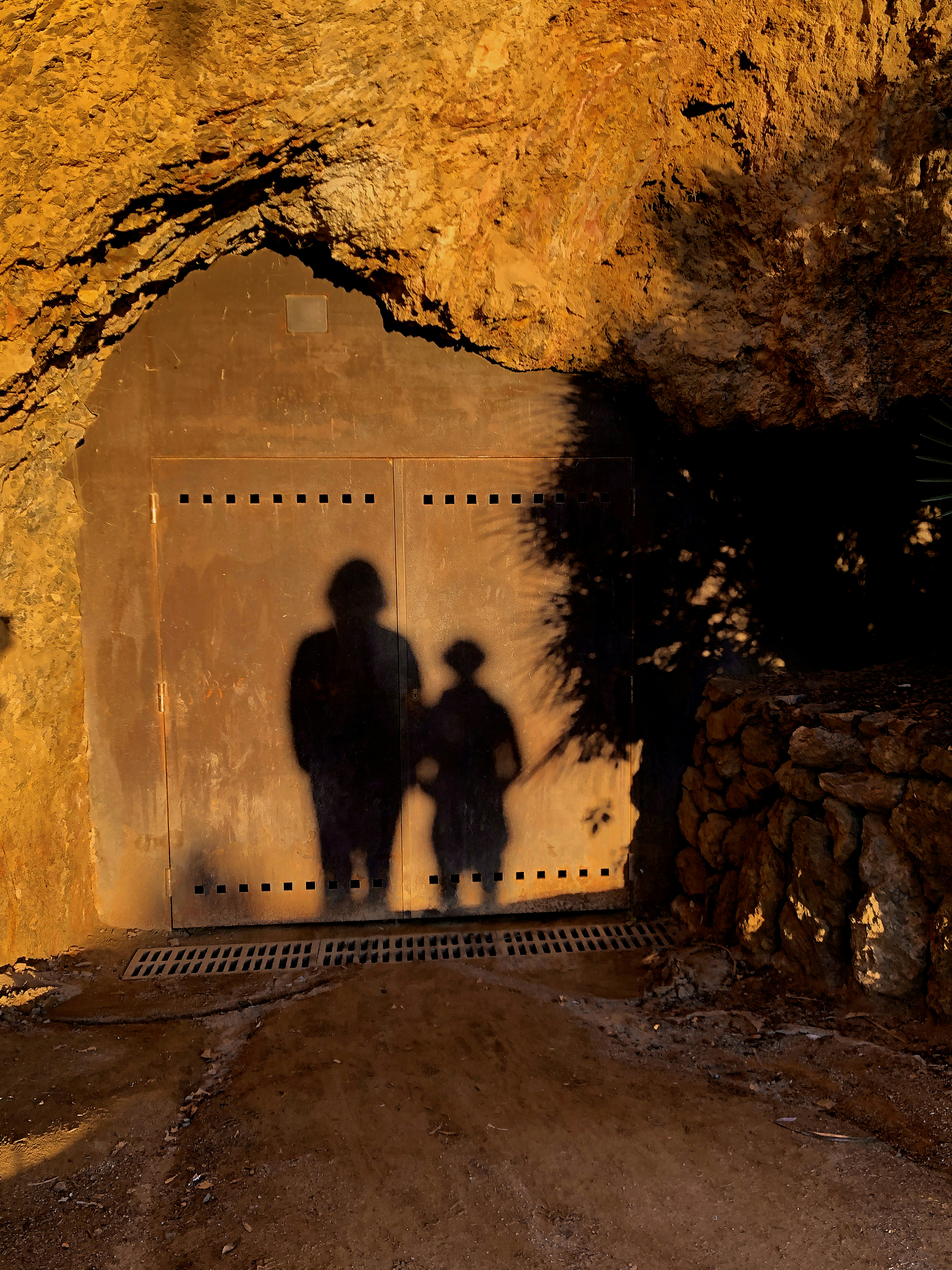 Um casal de pessoas que estão em um túnel