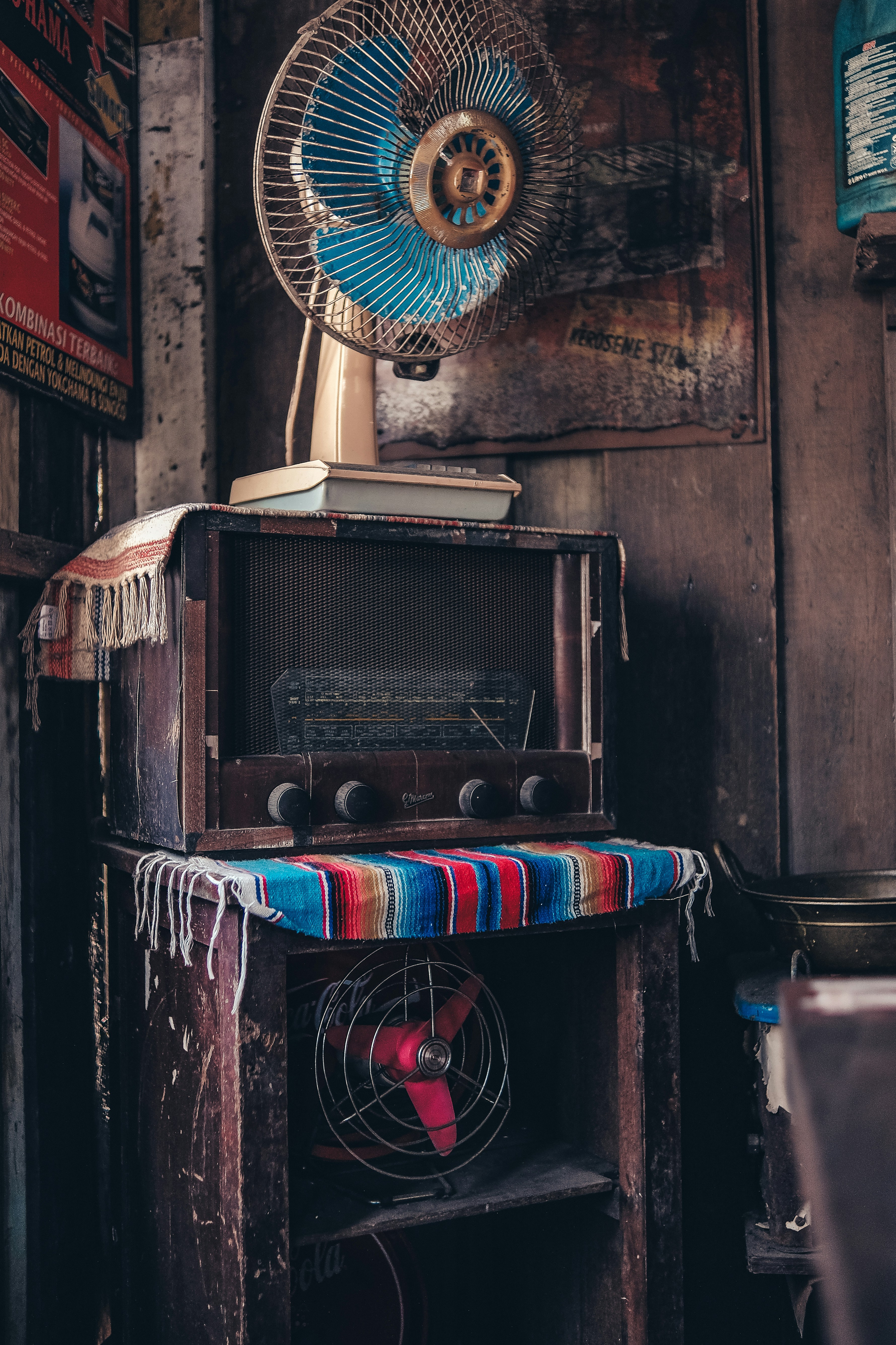 Un ventilador sentado encima de una mesa en una habitación