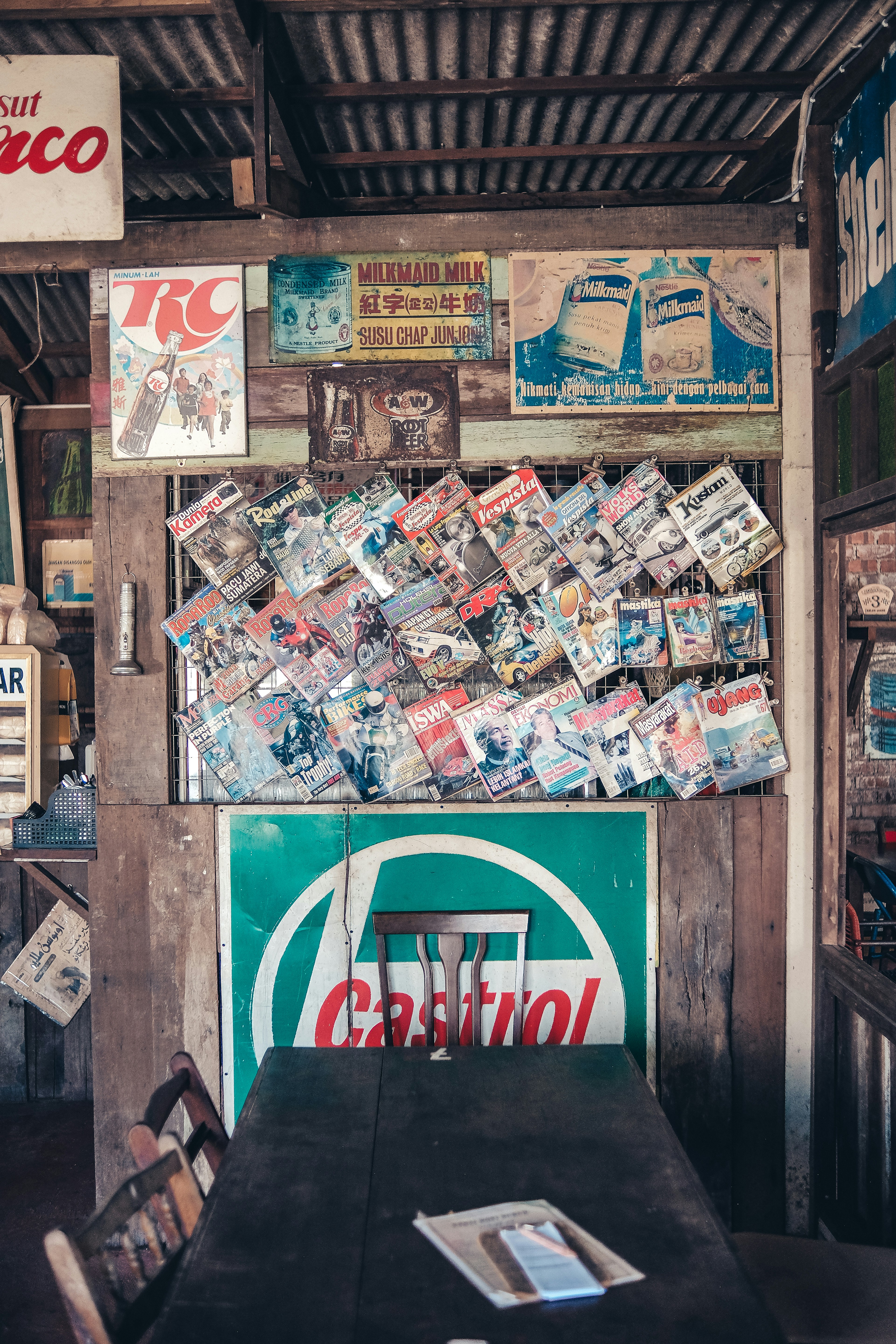 Una mesa y sillas en una habitación con pósters en la pared