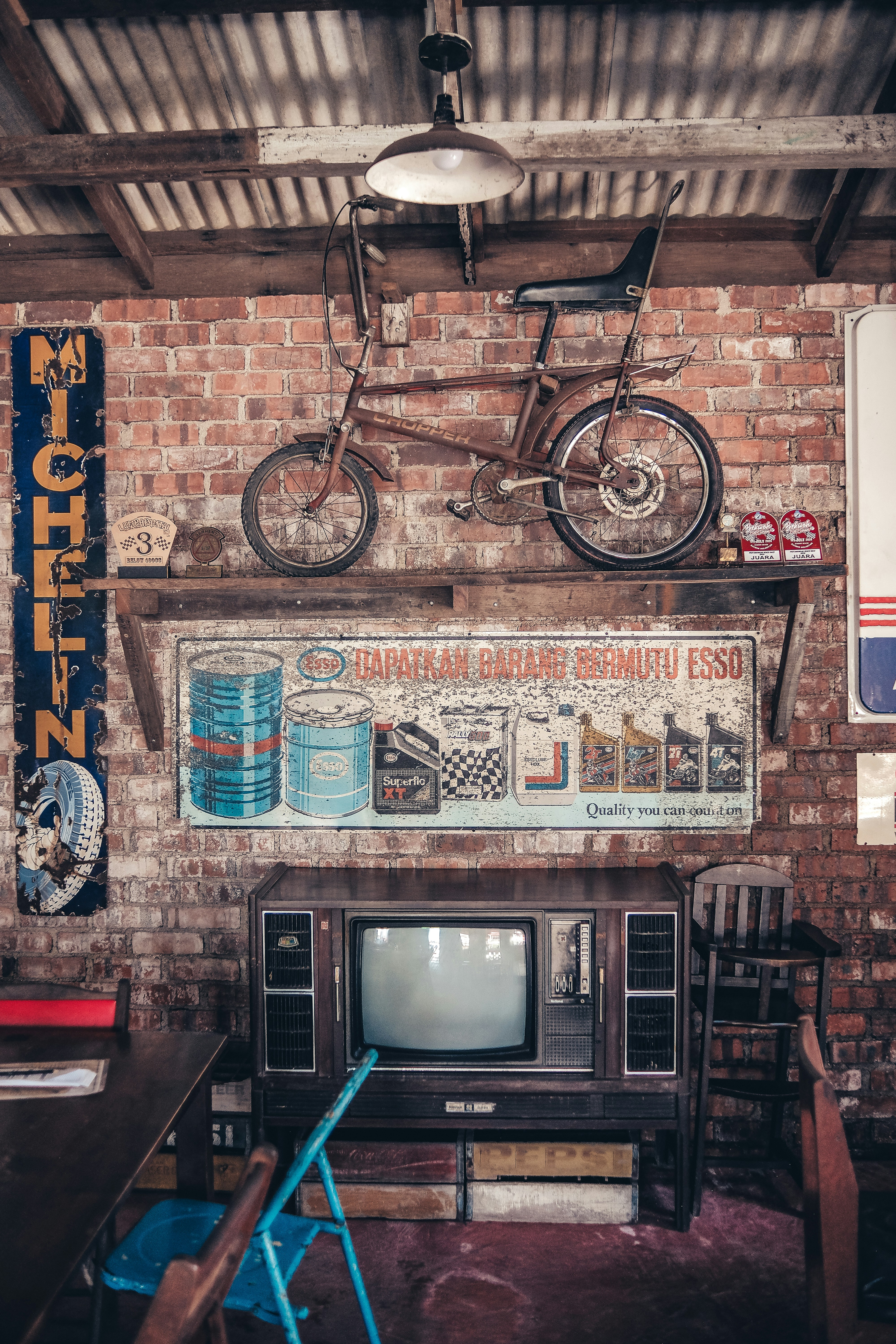 Una habitación con una bicicleta colgada del techo