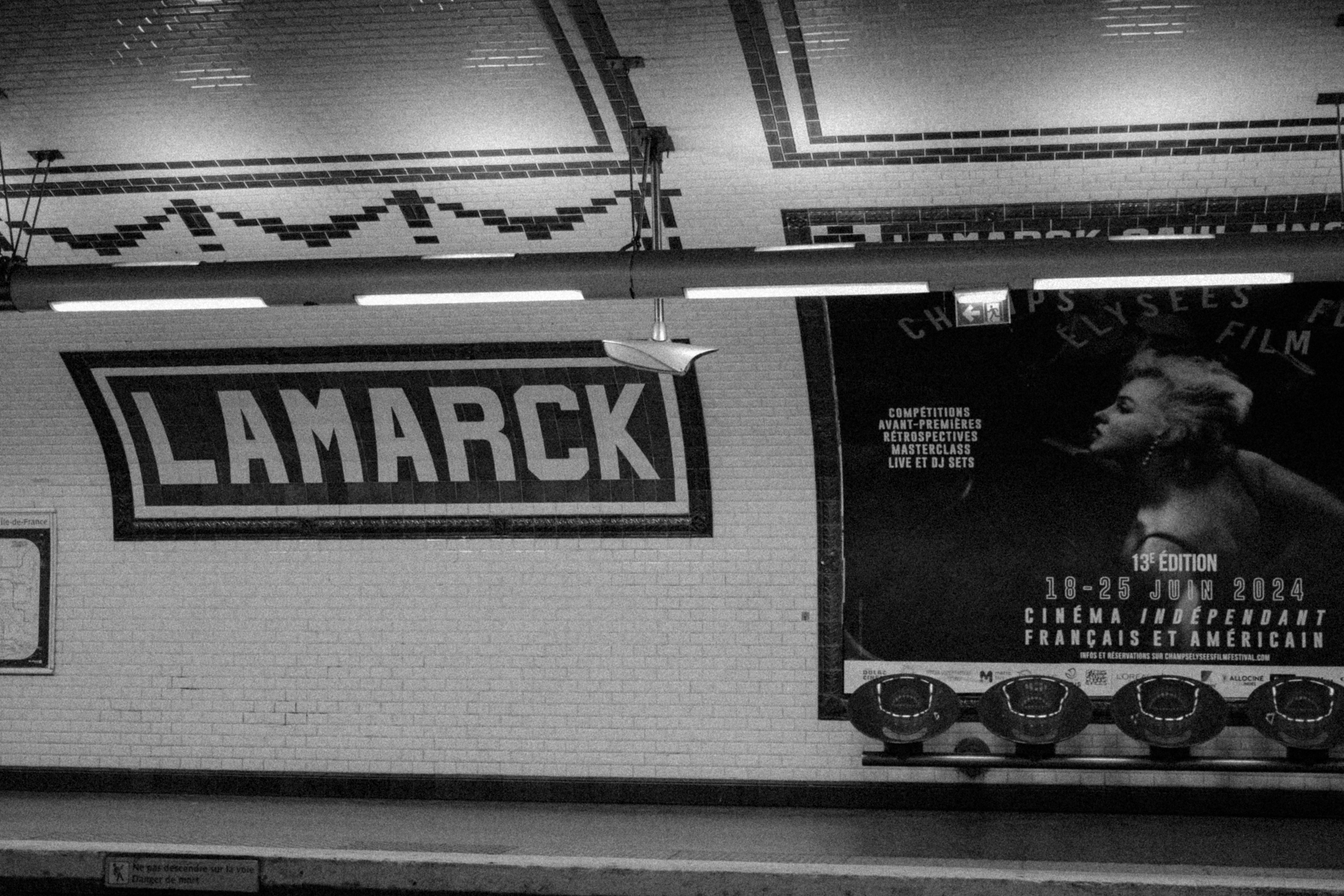 Une photo en noir et blanc d’une station de métro