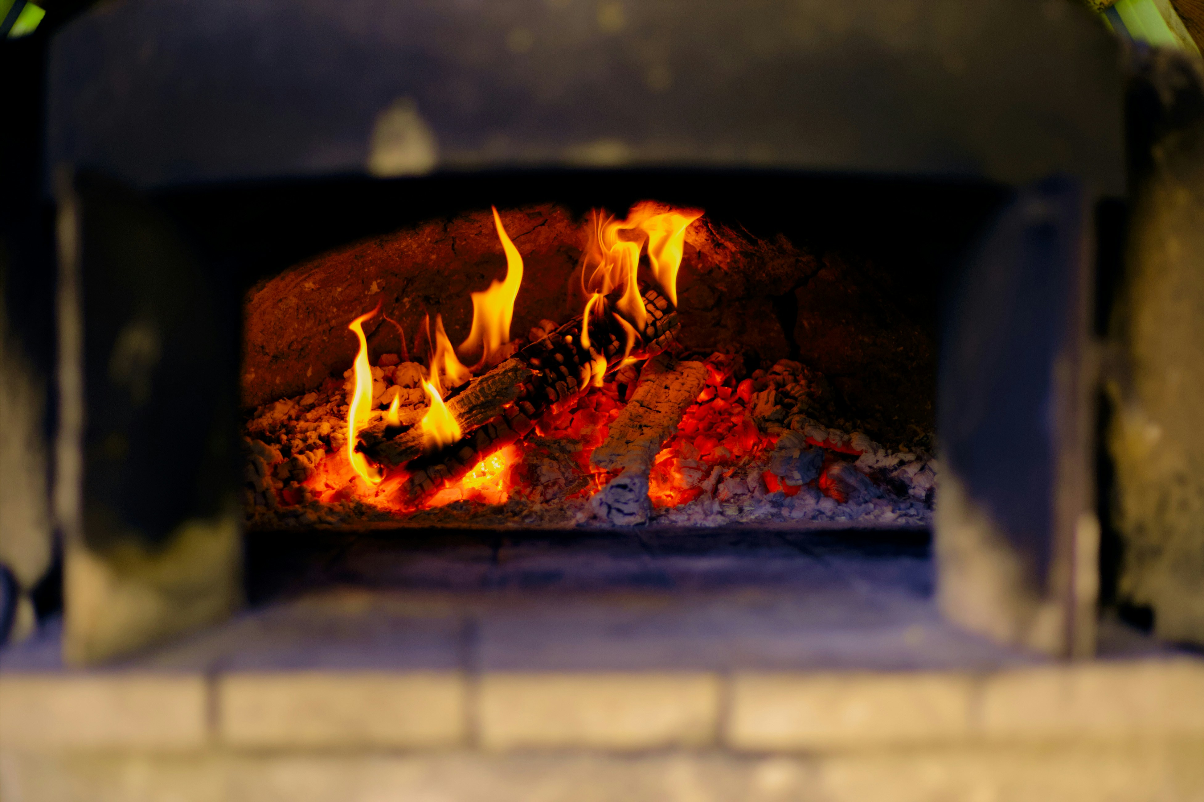 In einem Steinofen brennt ein Feuer Foto – Kostenloses Bild zum Thema Feuer  auf Unsplash, image size:3000x1997