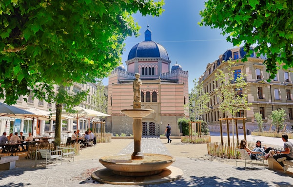 A courtyard with a fountain in the middle of it