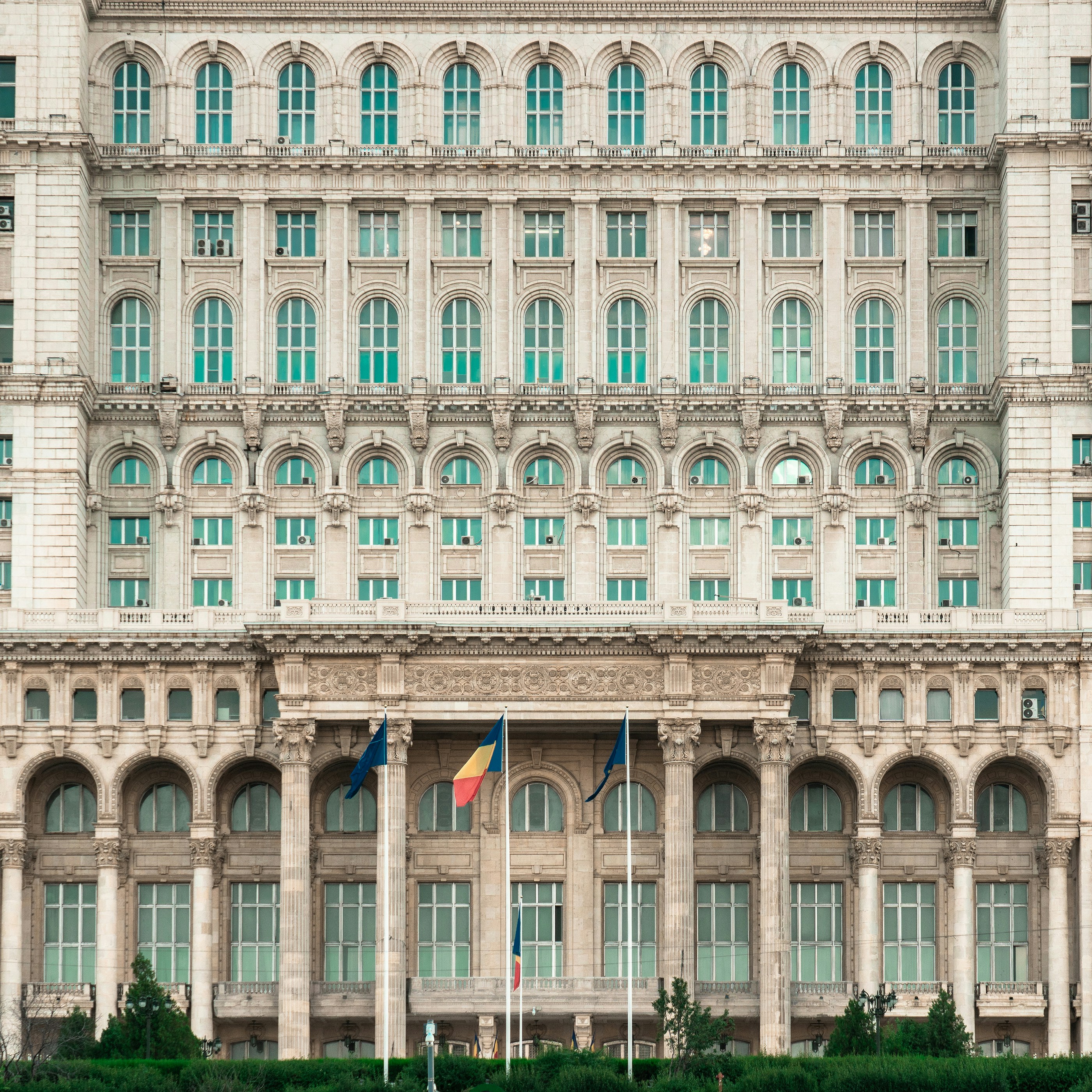 Un grande edificio bianco con molte finestre