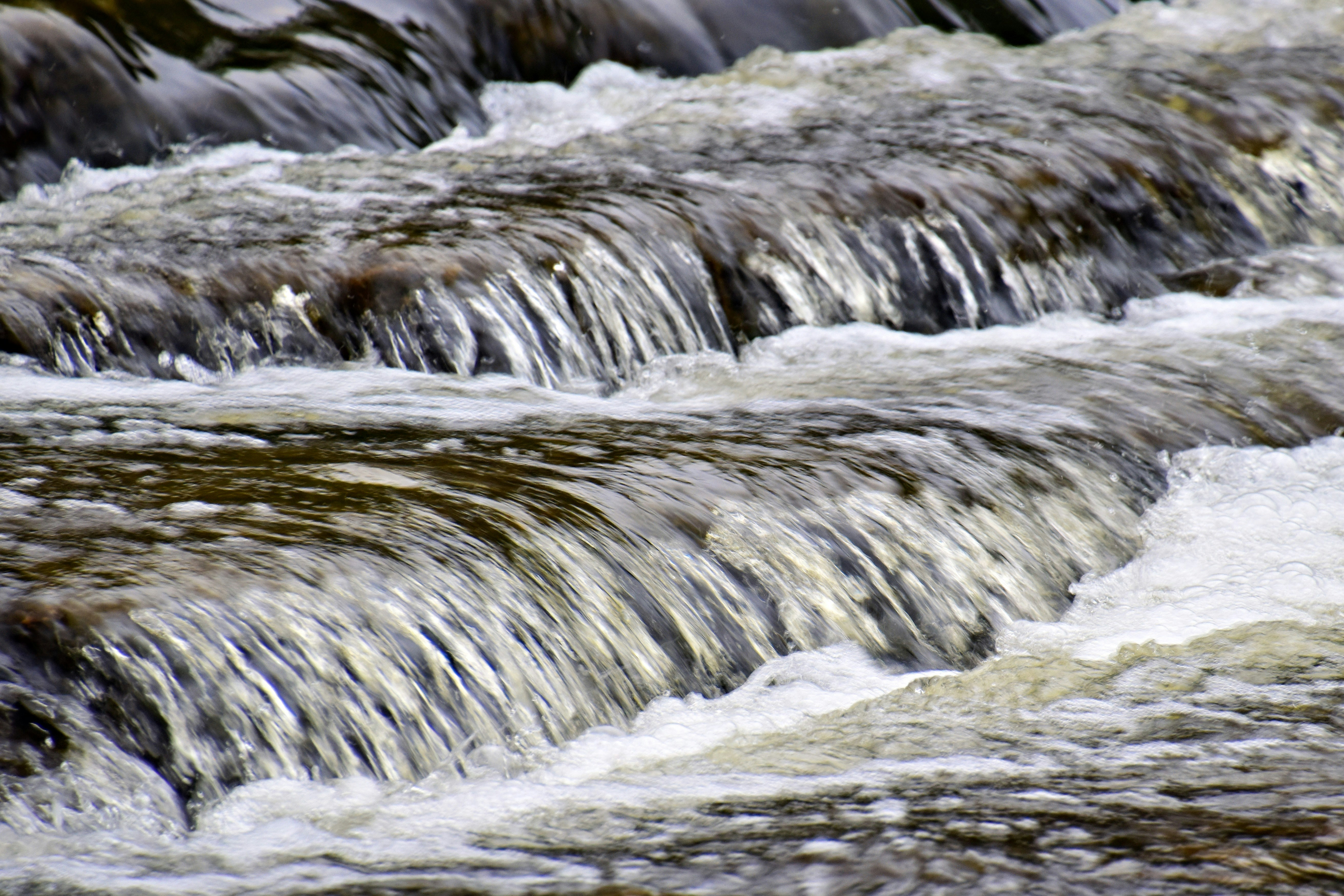  An abstract visualization of concurrent system flow, depicting multiple parallel threads or processes working in harmony, with data or tasks moving smoothly through interconnected pathways without contention.