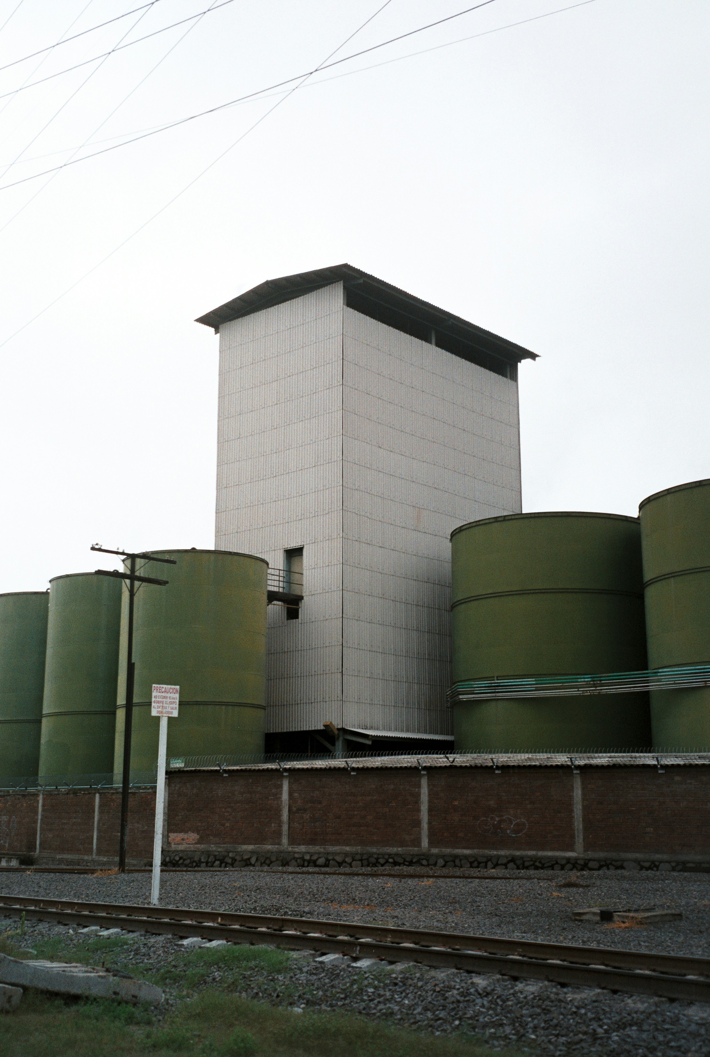 Técnico reparando caldera con herramientas modernas