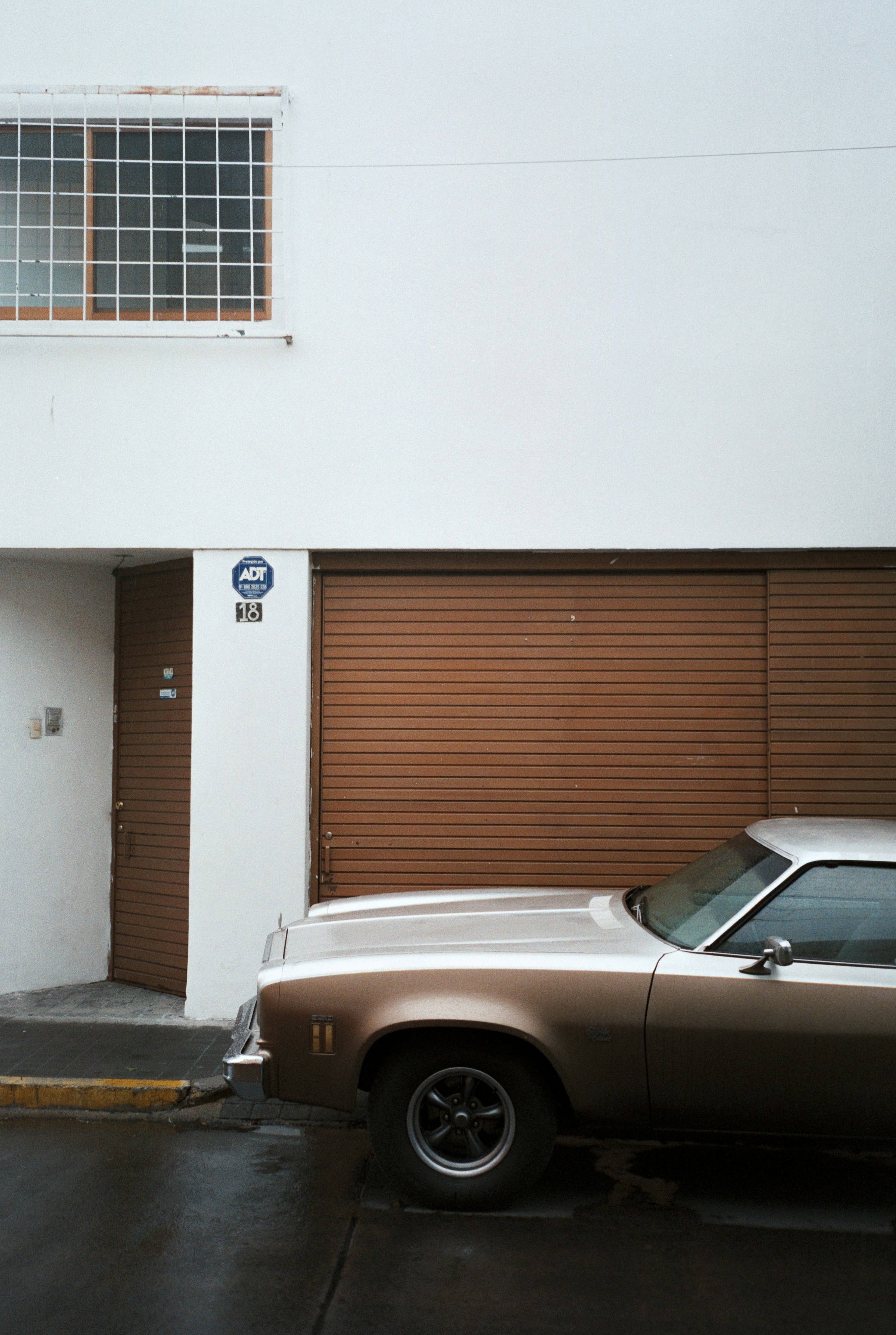 A car is parked in front of a building photo – Free Car Image on Unsplash