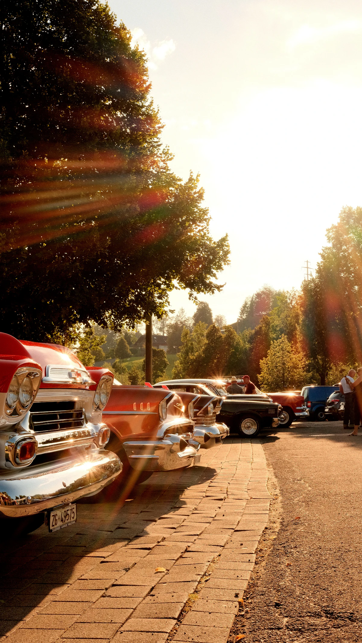 Coches clásicos aparcados en fila al atardecer