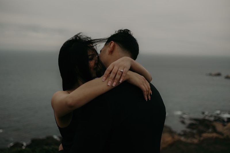 casal abraçado diante do mar