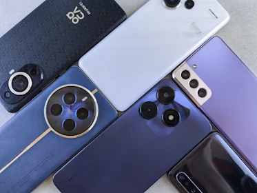 A bunch of cell phones sitting next to each other