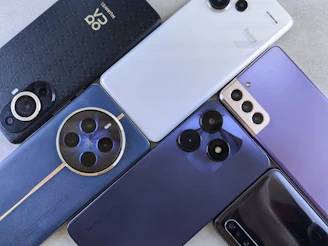 A bunch of cell phones sitting next to each other